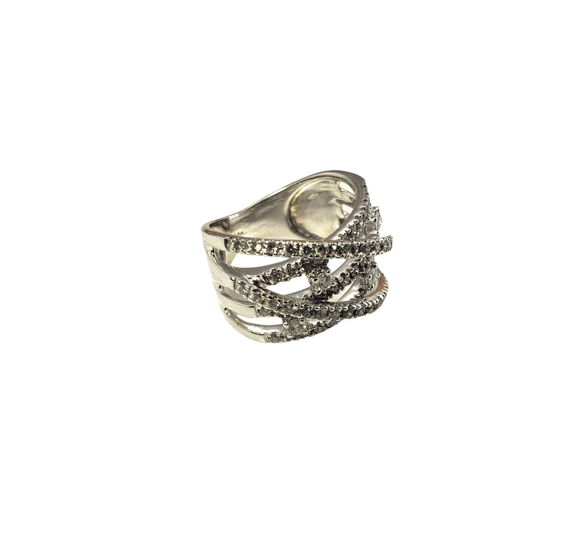 Anello a fascia in oro bianco 14 carati e diamanti in vendita 3