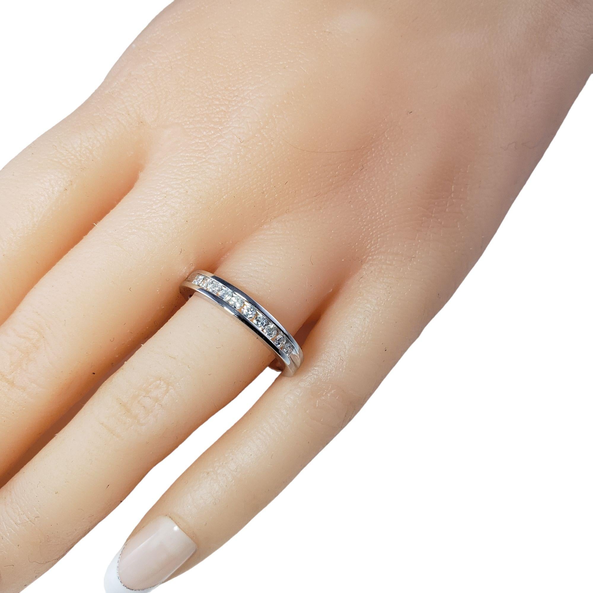Anello a fascia in oro bianco 14 carati e diamanti in vendita 1