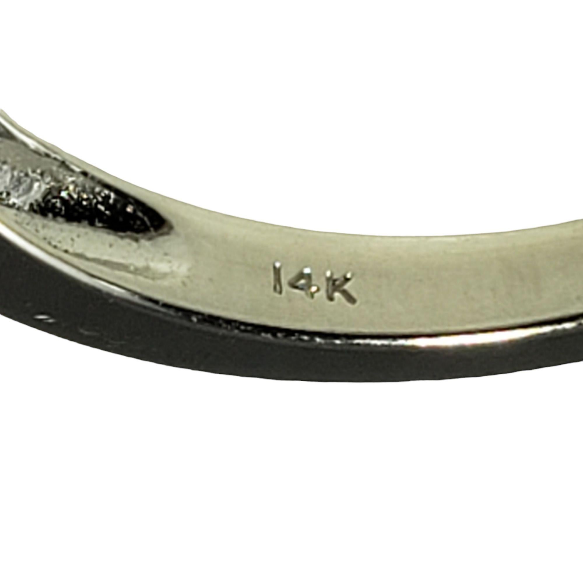 Anello a fascia in oro bianco 14 carati e diamanti in vendita 3