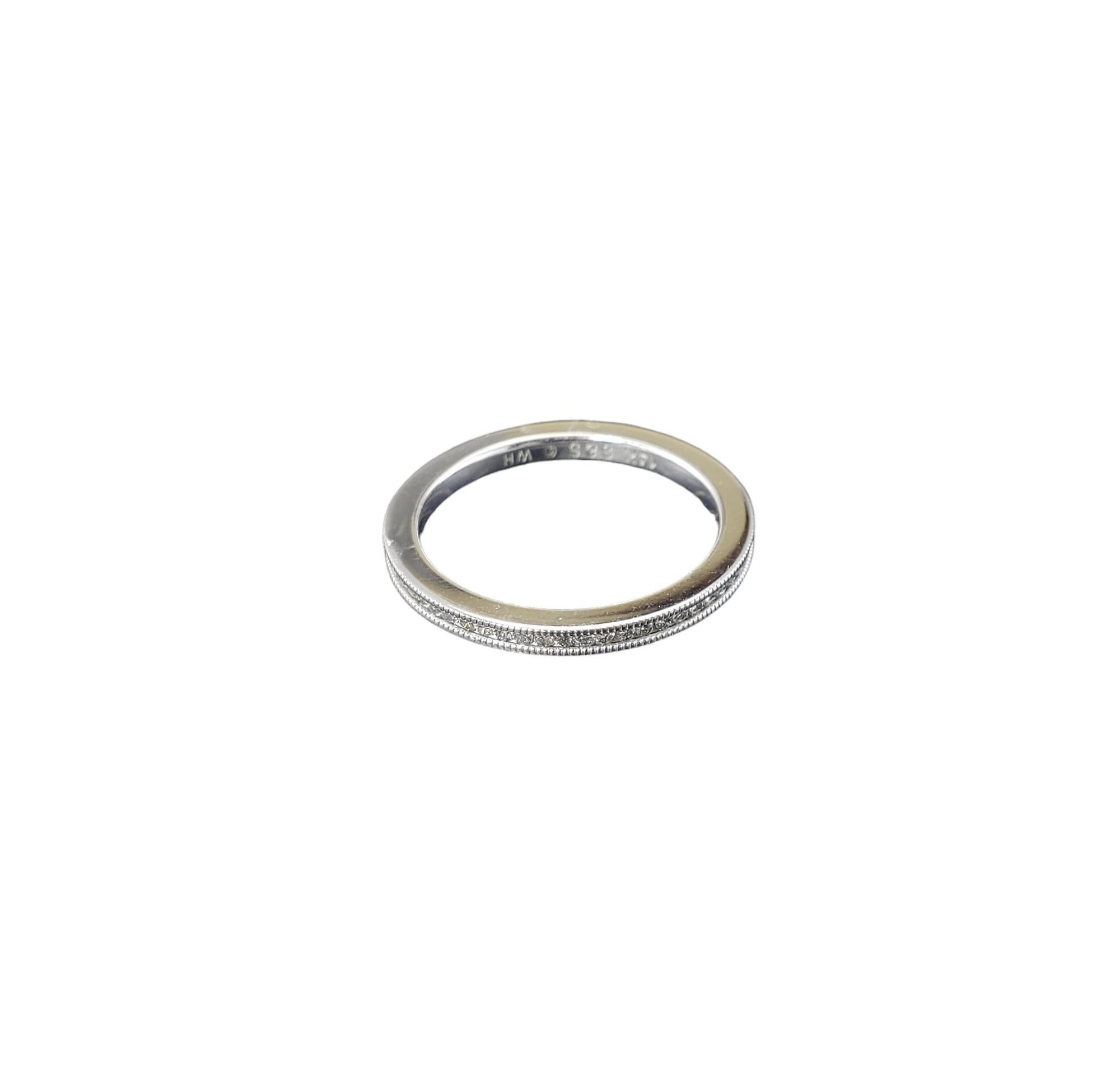 Anello a fascia in oro bianco 14 carati e diamanti misura 7

Questa fascia scintillante presenta 48 diamanti rotondi taglio brillante incastonati nel classico oro bianco 14K.  

Larghezza: 2 mm.

Peso totale approssimativo del diamante: .25