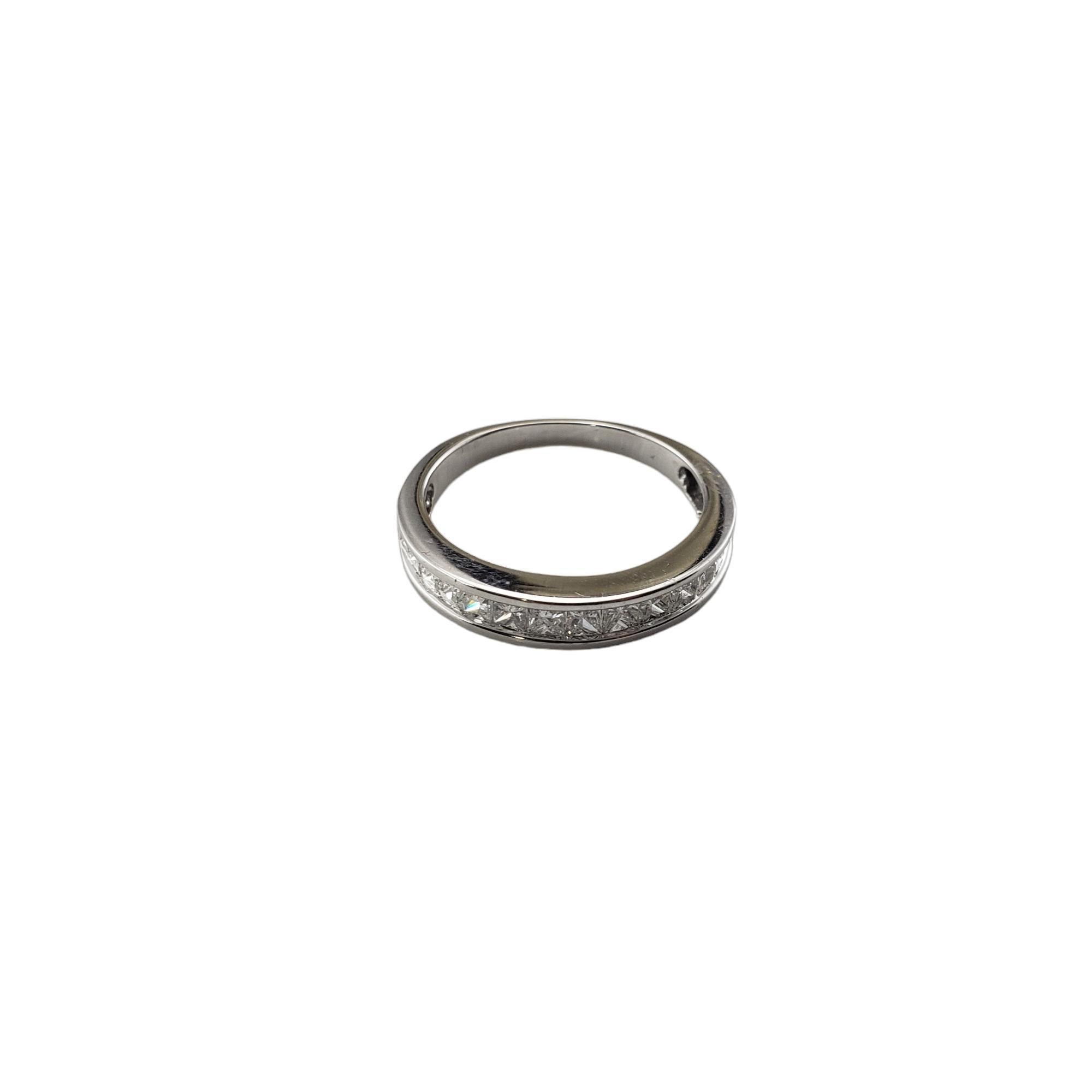 Vintage 14 Karat Weißgold und Diamant Band Ring Größe #15466-

Dieses funkelnde Band ist mit 15 runden Diamanten im Prinzessschliff in klassischem 14-karätigem Weißgold gefasst. Breite: 4 mm. Schaft: 2.3 mm.

Ungefähres Gesamtgewicht der Diamanten: