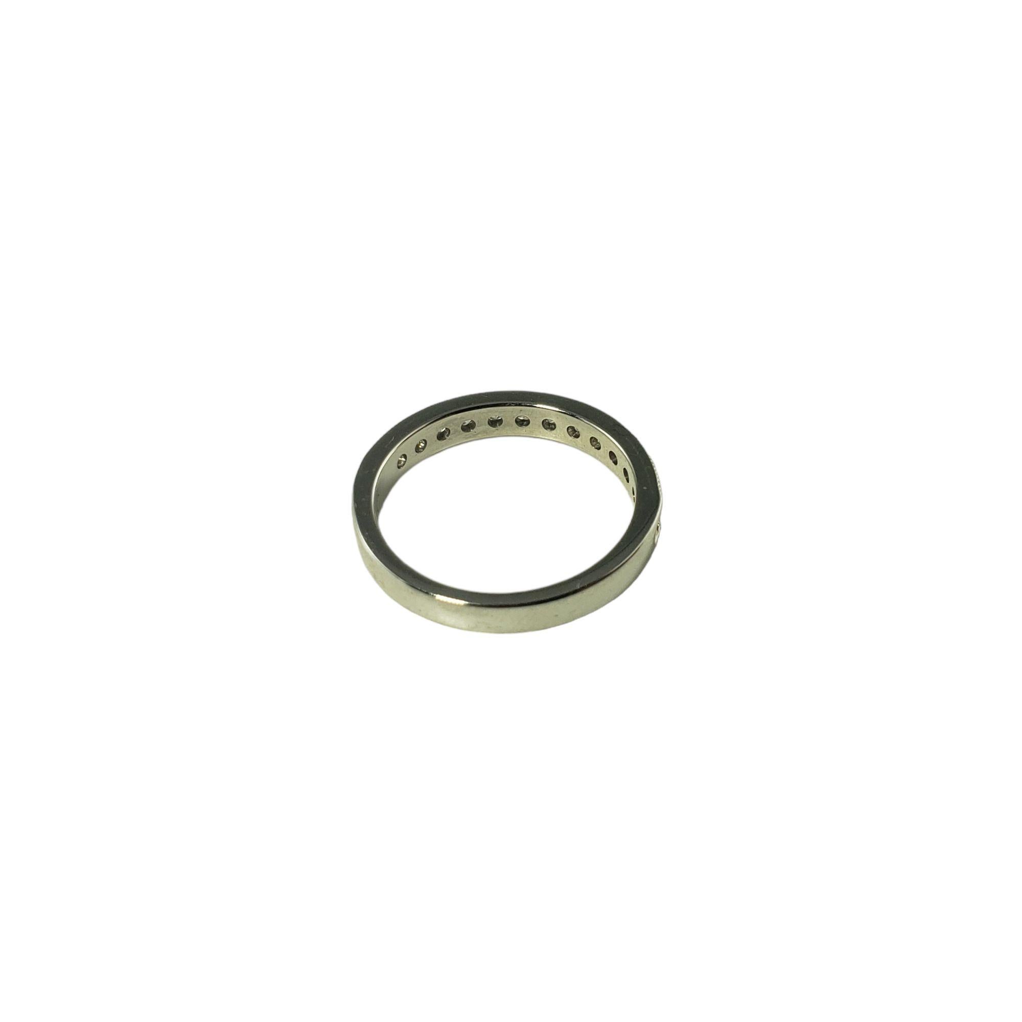 Anello a fascia in oro bianco 14 carati e diamanti in vendita 4