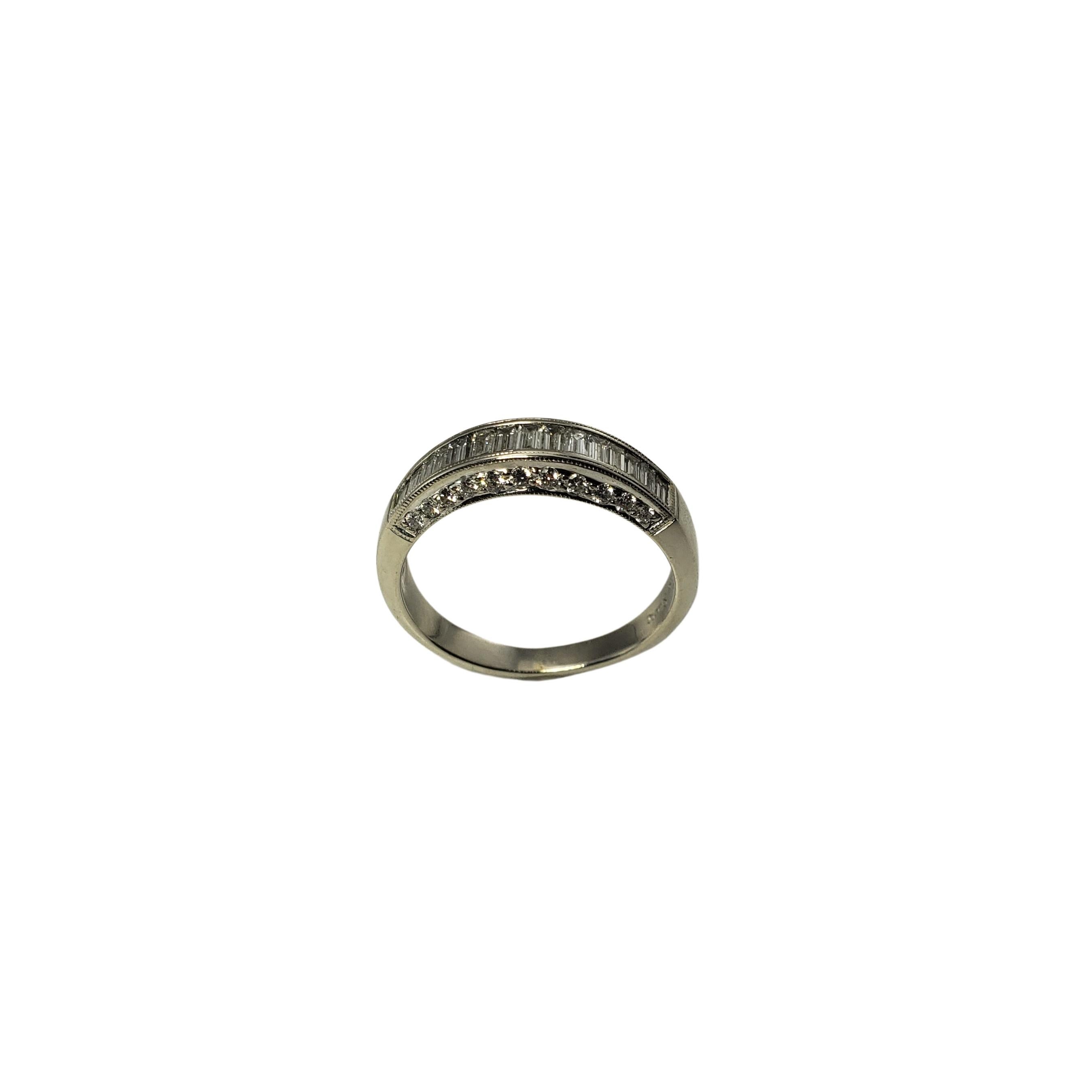 Anello vintage in oro bianco 14 carati e diamanti, misura 7,5...

Questa fascia scintillante presenta 15 diamanti baguette e 22 diamanti tondi taglio brillante incastonati nel classico oro bianco 14K. Larghezza: 5 mm.
Gambo: 2.5 mm.

Peso totale