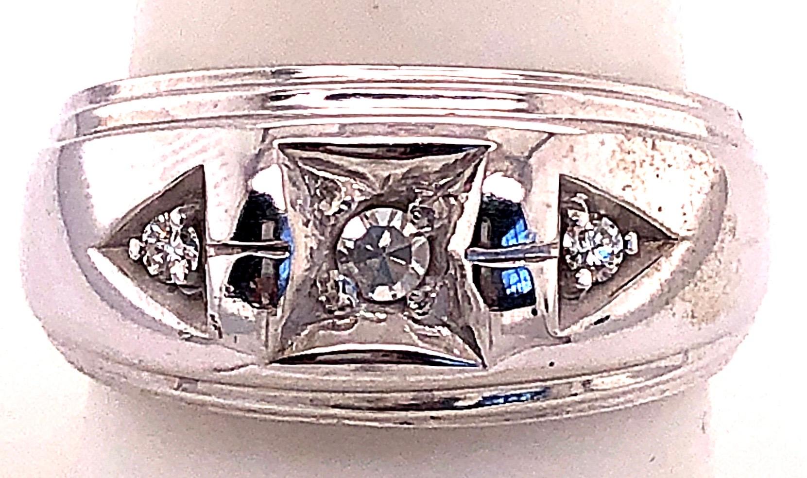 Round Cut 14 Karat White Gold and Diamond Band Wedding Bridal Ring For Sale