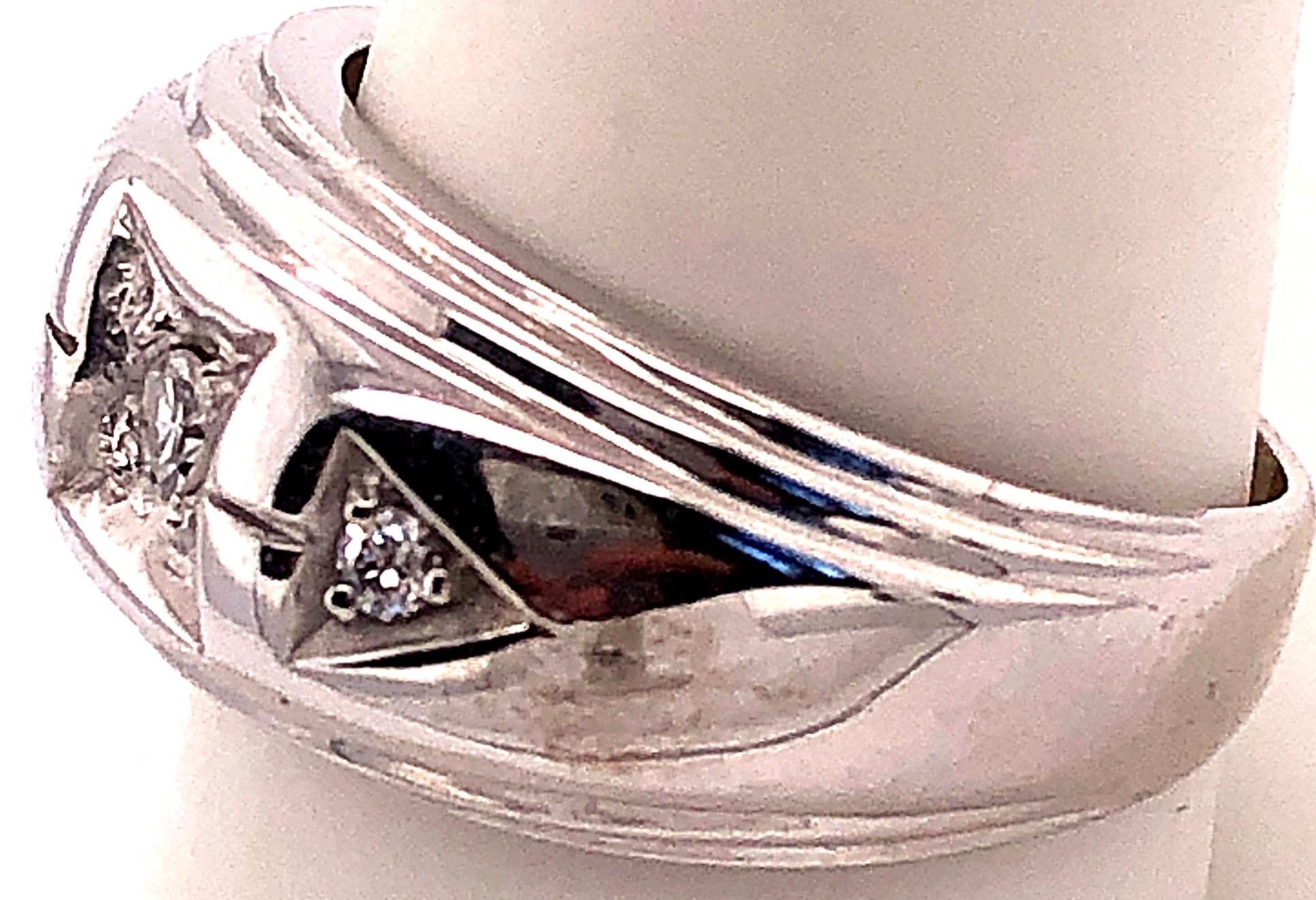 14 Karat White Gold and Diamond Band Wedding Bridal Ring In Good Condition For Sale In Manhasset, NY
