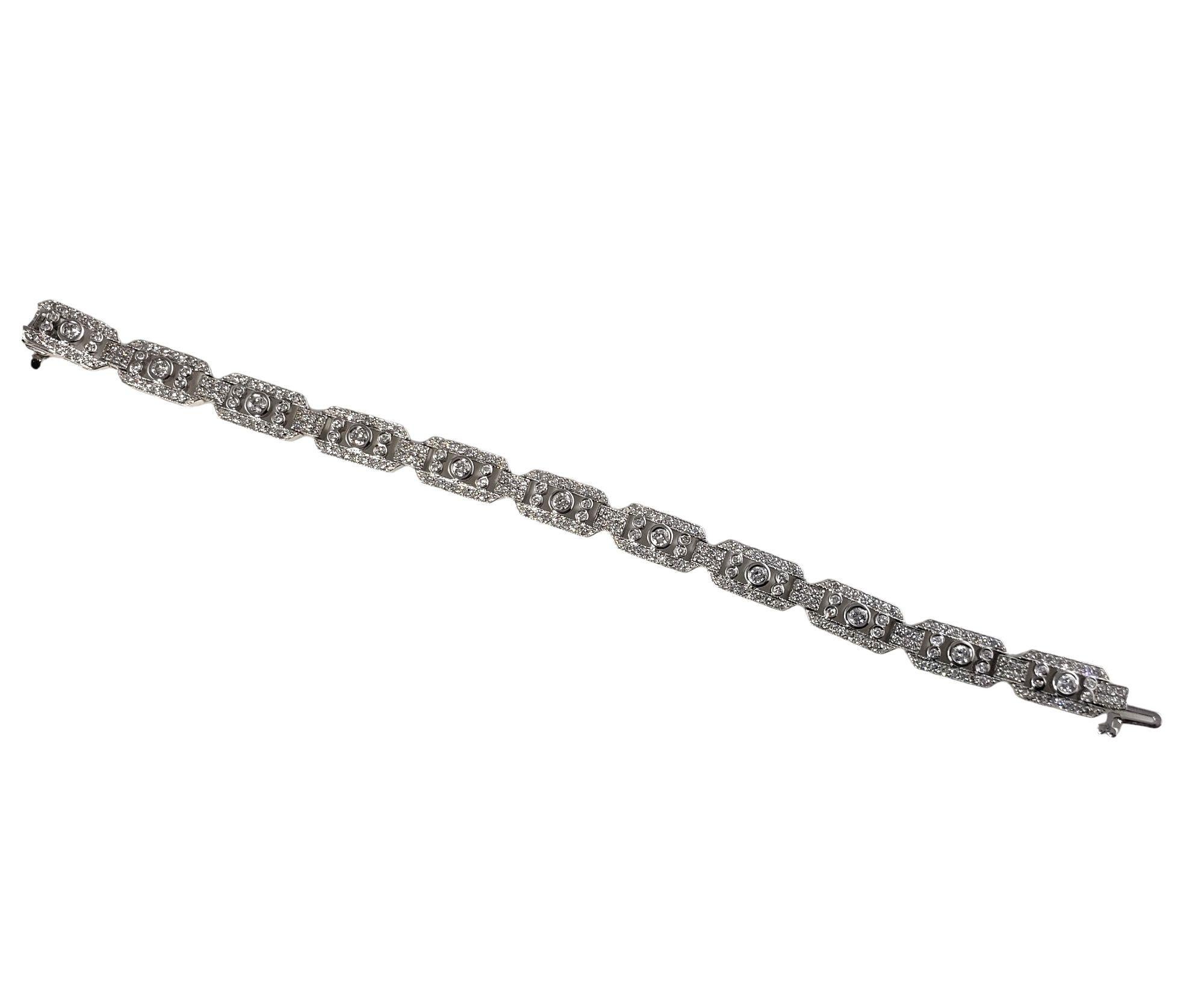 14 Karat White Gold and Diamond Bracelet In Good Condition For Sale In Washington Depot, CT