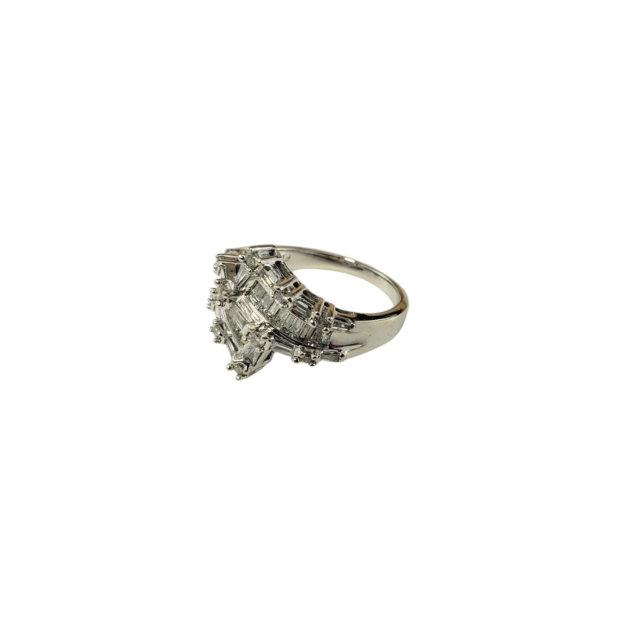 Anello Bypass in oro bianco 14 carati e diamanti misura 7

Questo scintillante anello in stile bypass presenta 19 diamanti baguette e 10 diamanti rotondi taglio brillante incastonati nel classico oro bianco 14K.

Larghezza: 15 mm. Gambo: 2 mm.

Peso