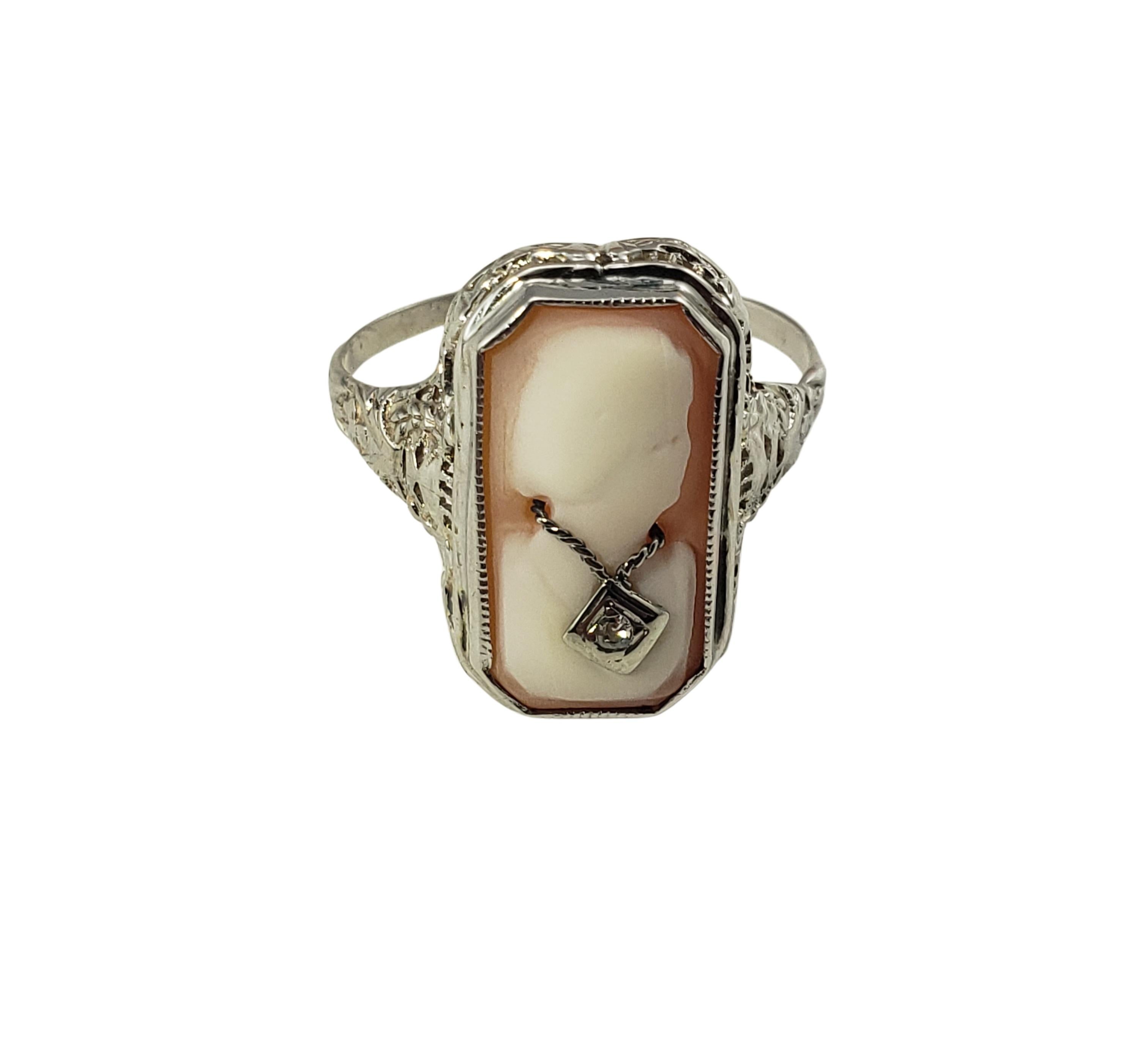 14 Karat Weißgold und Diamant-Kamee-Ring Größe 10-

Dieser atemberaubende Kamee-Ring zeigt eine schöne Dame im Profil, die mit einem runden Diamanten im Einzelschliff akzentuiert und in filigranes Weißgold gefasst ist.  Die Oberseite des Rings misst