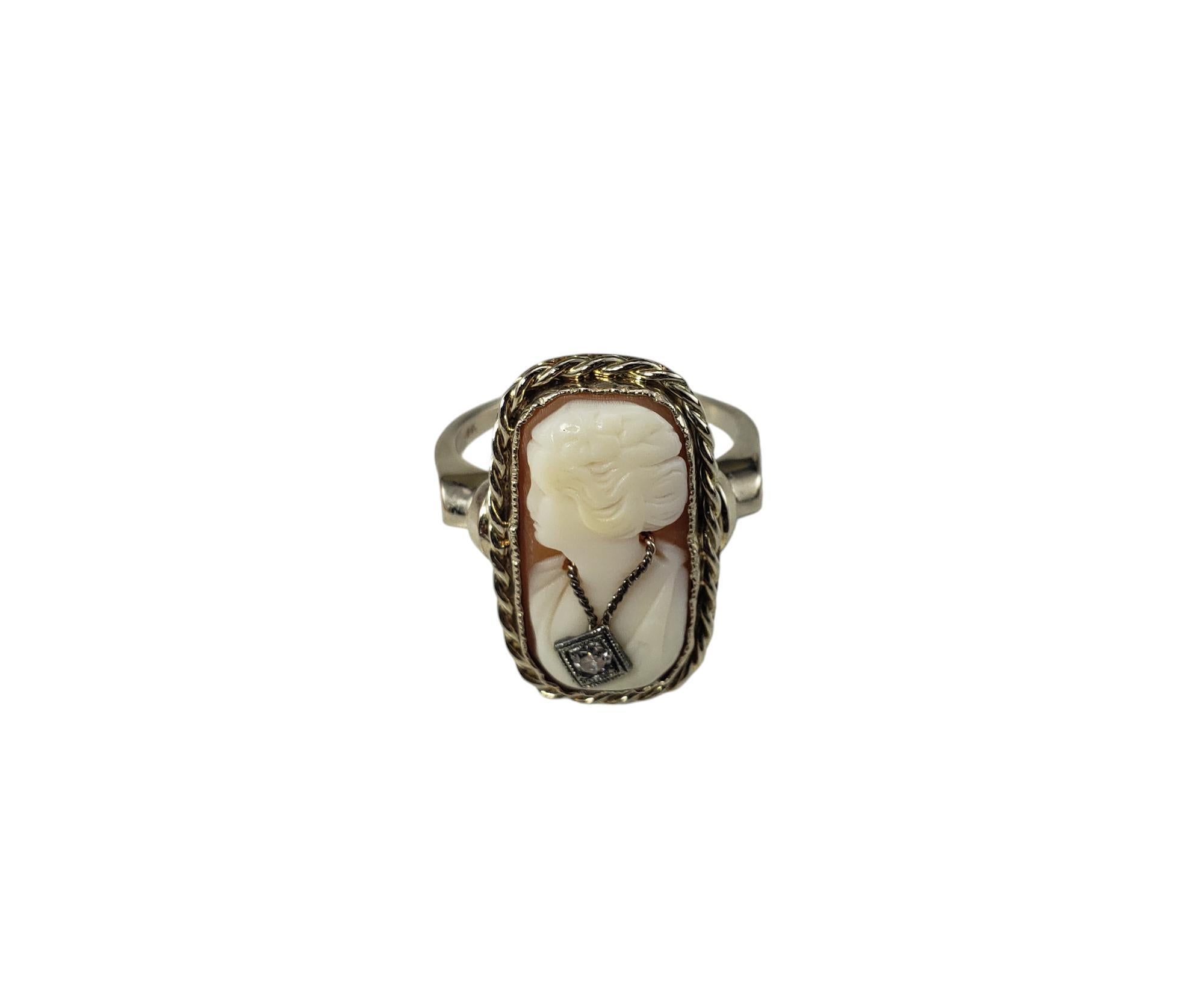 Bague camée en or blanc 14 carats et diamants Taille 7

Cette élégante bague camée en or blanc 14 carats représente une jolie dame de profil et est rehaussée d'un diamant rond de taille unique.

 La face avant de l'anneau mesure 20 mm x 12 mm. 
Tige