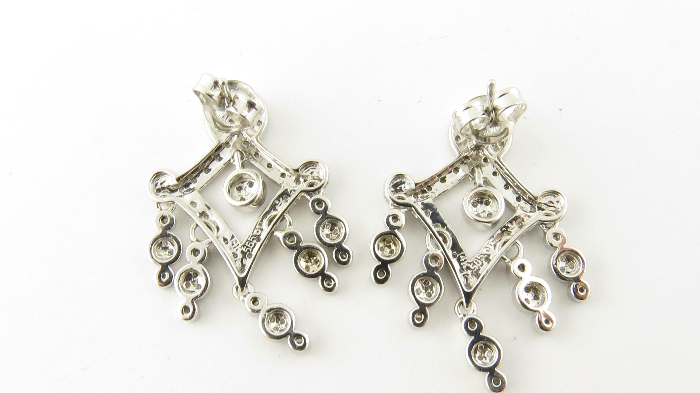 14 Karat White Gold and Diamond Chandelier Earrings In Good Condition In Washington Depot, CT
