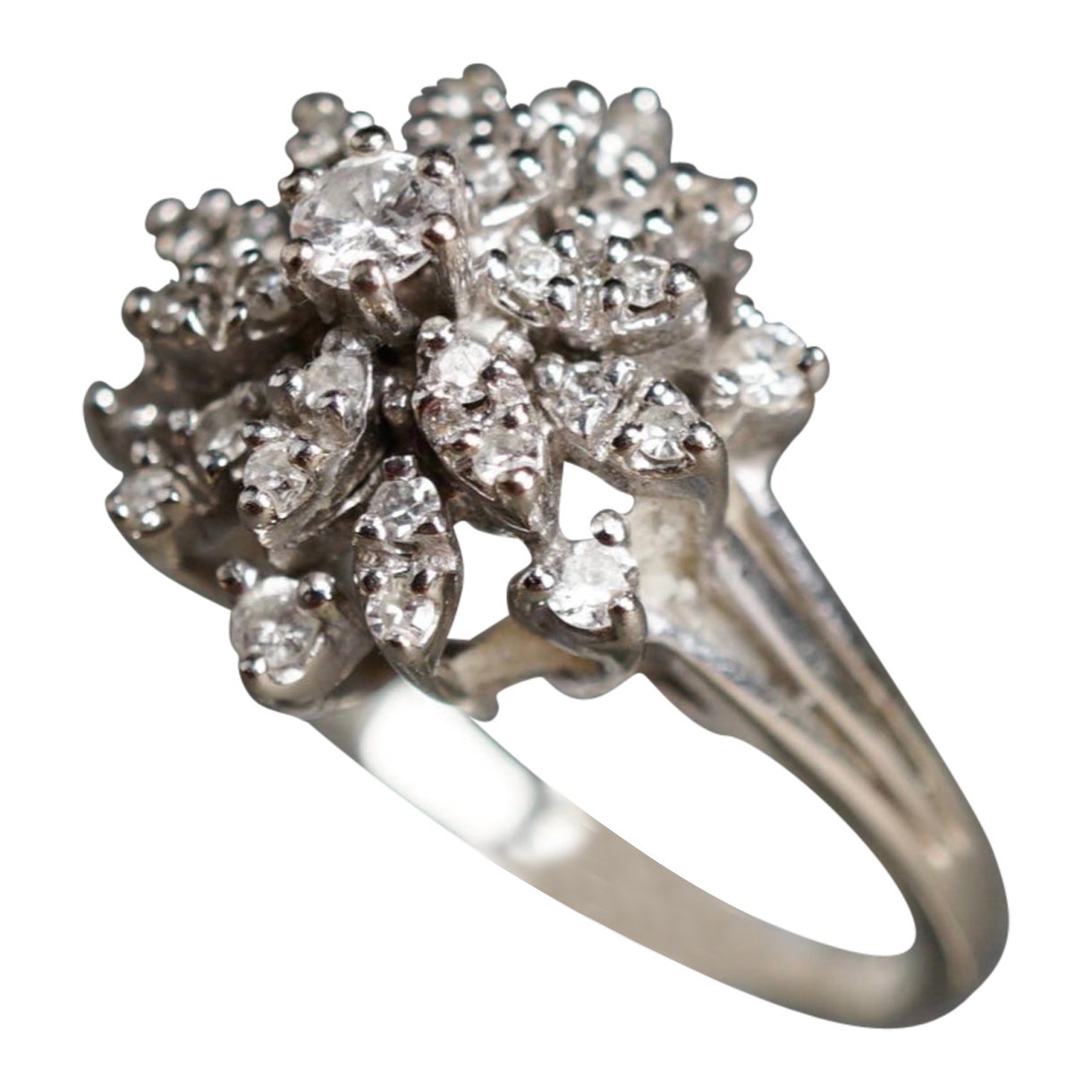 Anillo en racimo de oro blanco de 14 quilates y diamantes, 3 Dwt brutos Corte baguette en venta