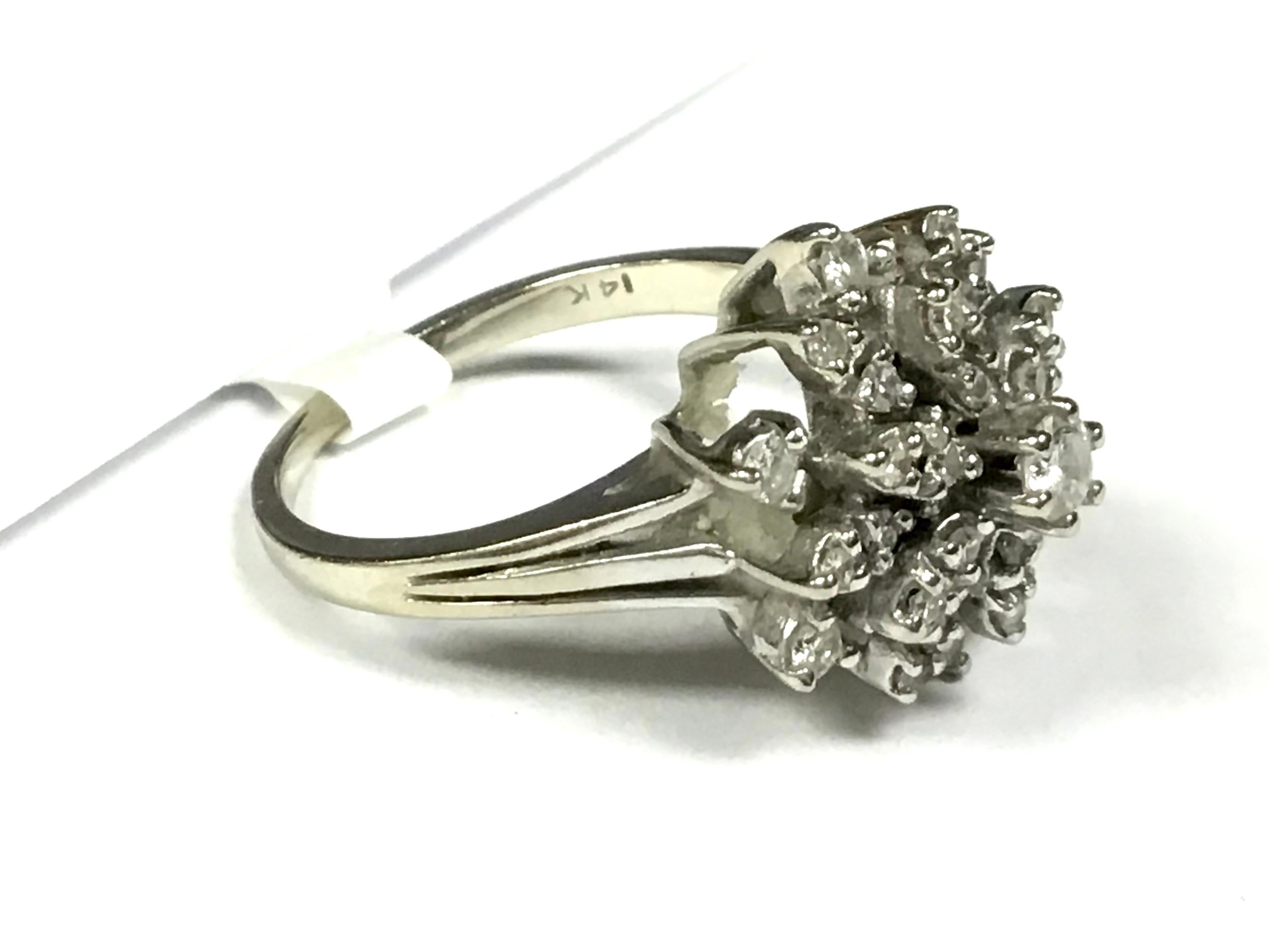 14-Karat Weißgold und Diamant-Cluster-Ring, 3 Gross Dwt (Moderne) im Angebot