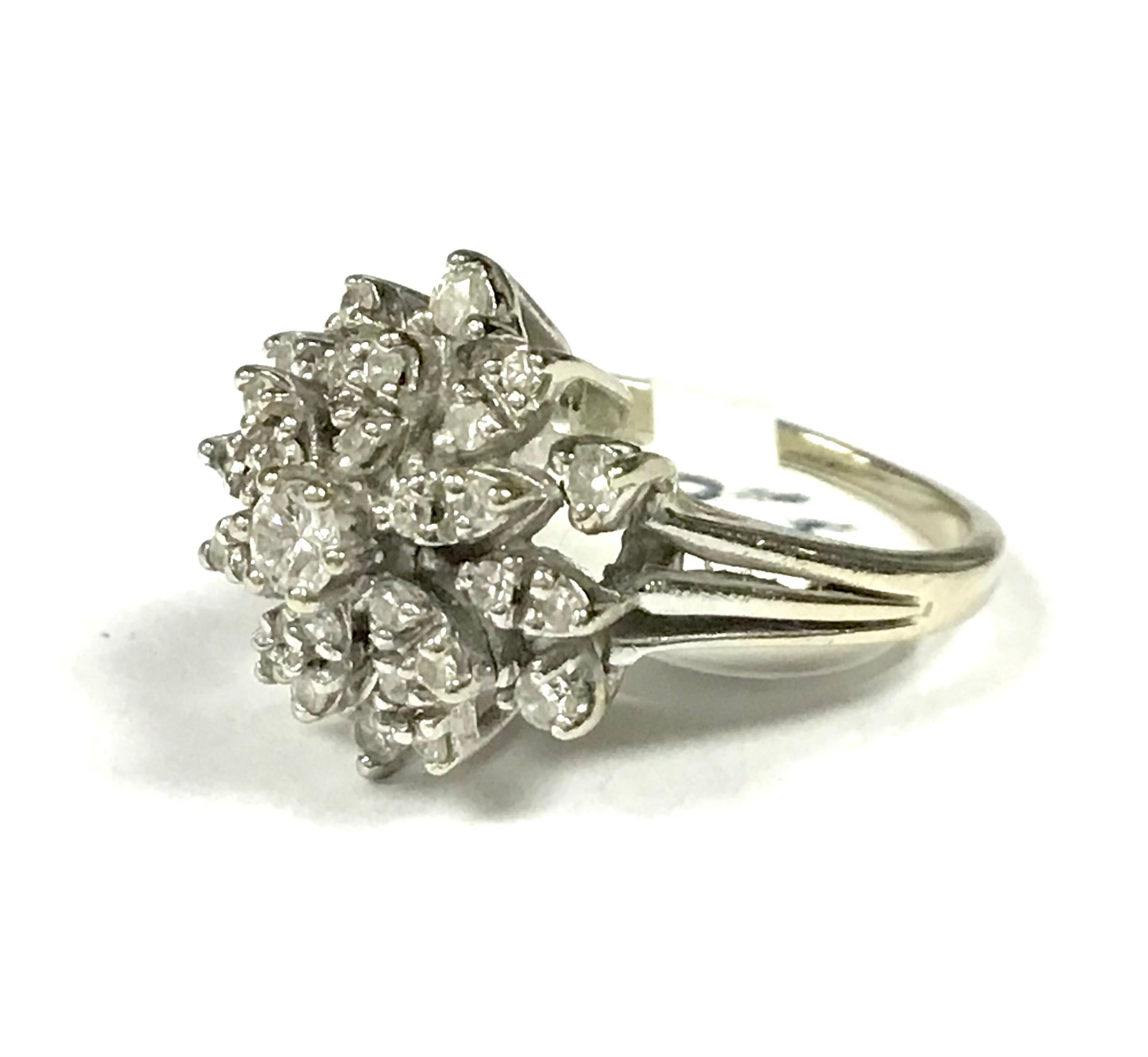 14-Karat Weißgold und Diamant-Cluster-Ring, 3 Gross Dwt (Baguetteschliff) im Angebot