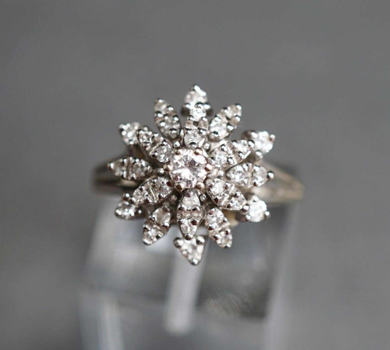 14-Karat Weißgold und Diamant-Cluster-Ring, 3 Gross Dwt im Zustand „Hervorragend“ im Angebot in Bradenton, FL
