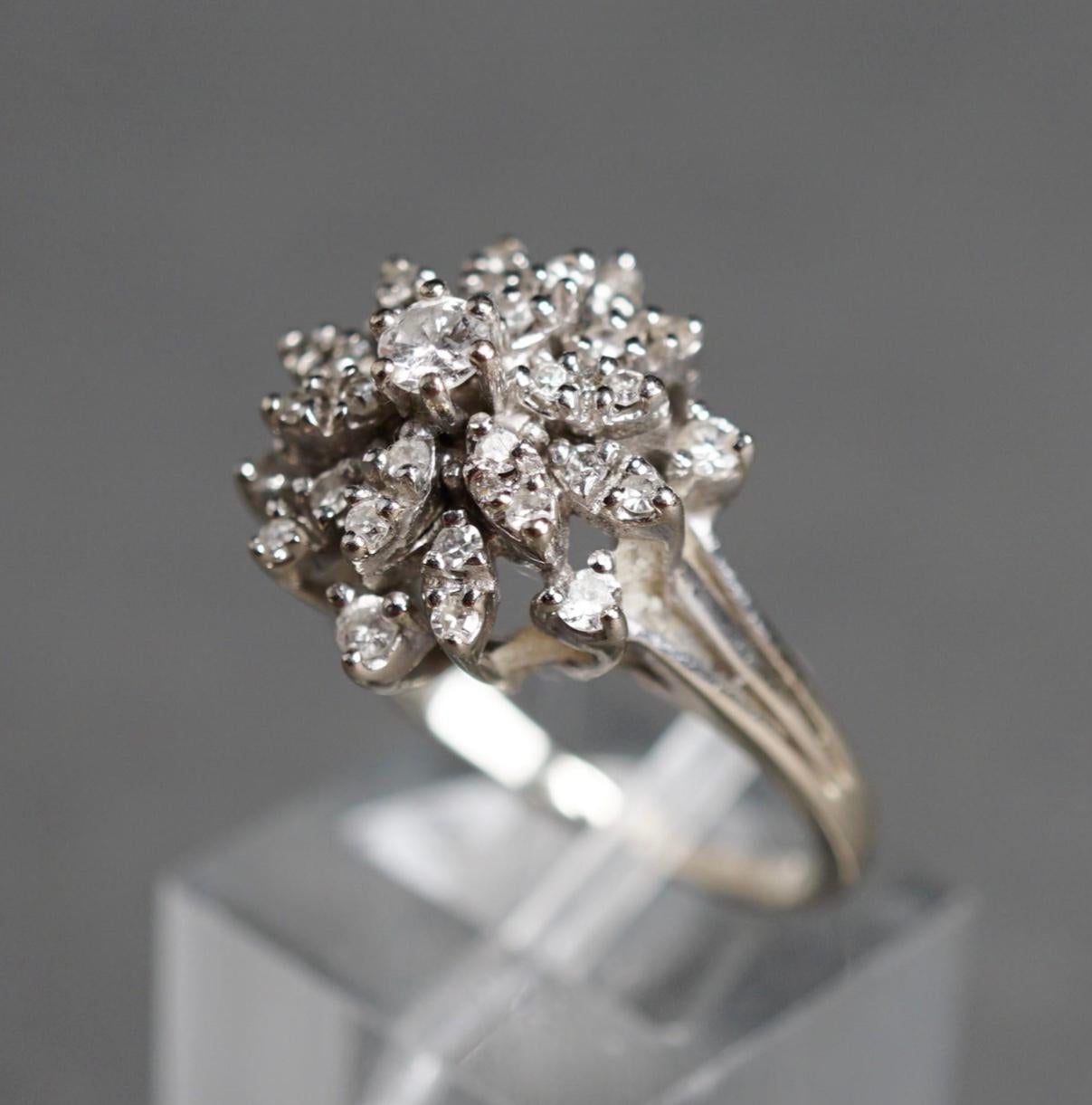 Modern 14-Karat White-Gold and Diamond Cluster Ring, 3 Gross Dwt For Sale