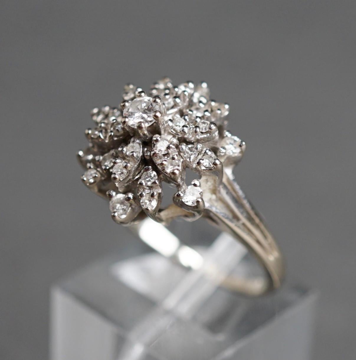 14-Karat Weißgold und Diamant-Cluster-Ring, 3 Gross Dwt Damen im Angebot