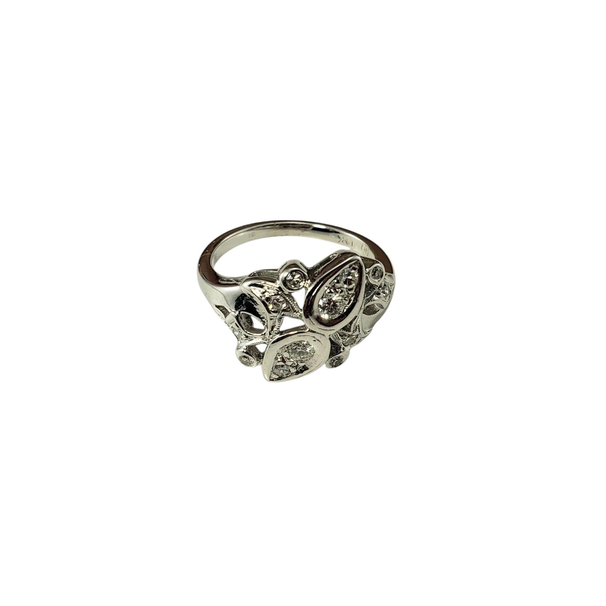 14K Weißgold und Diamant Cluster Ring Größe 3.25-3.5

Dieser funkelnde Ring aus 14 Karat Weißgold zeichnet sich durch eine elegante Anordnung von 2 runden Diamanten im Brillantschliff und 10 runden Diamanten im Einzelschliff in einer kühnen, von