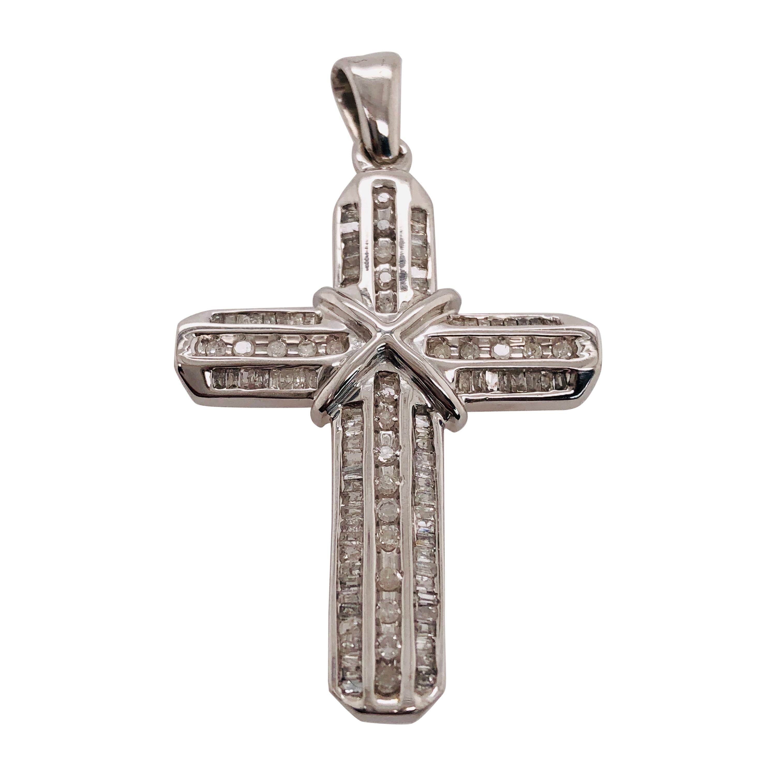 Pendentif croix en or blanc 14 carats et diamants d'un poids total de 1,00 carat en vente