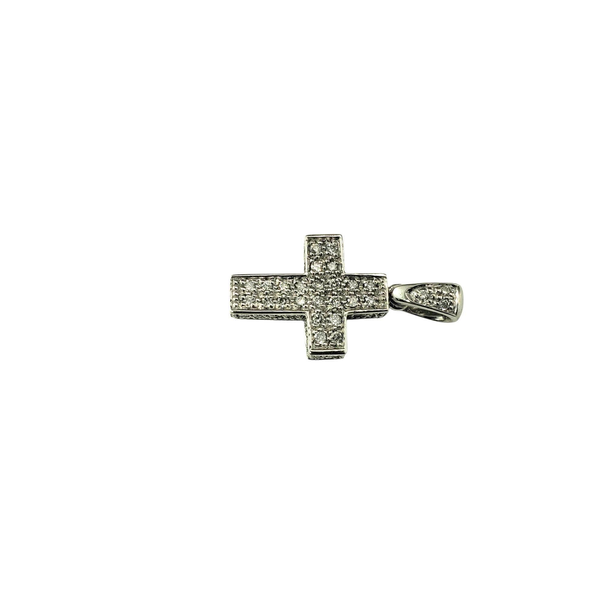 14 Karat White Gold and Diamond Cross Pendant

Graceful and radiant, this sparkling cross pendant features 27 round brilliant cut diamonds set in classic 14K white gold.

Approximate total diamond weight: .20 ct.

Diamond color: H-I

Diamond
