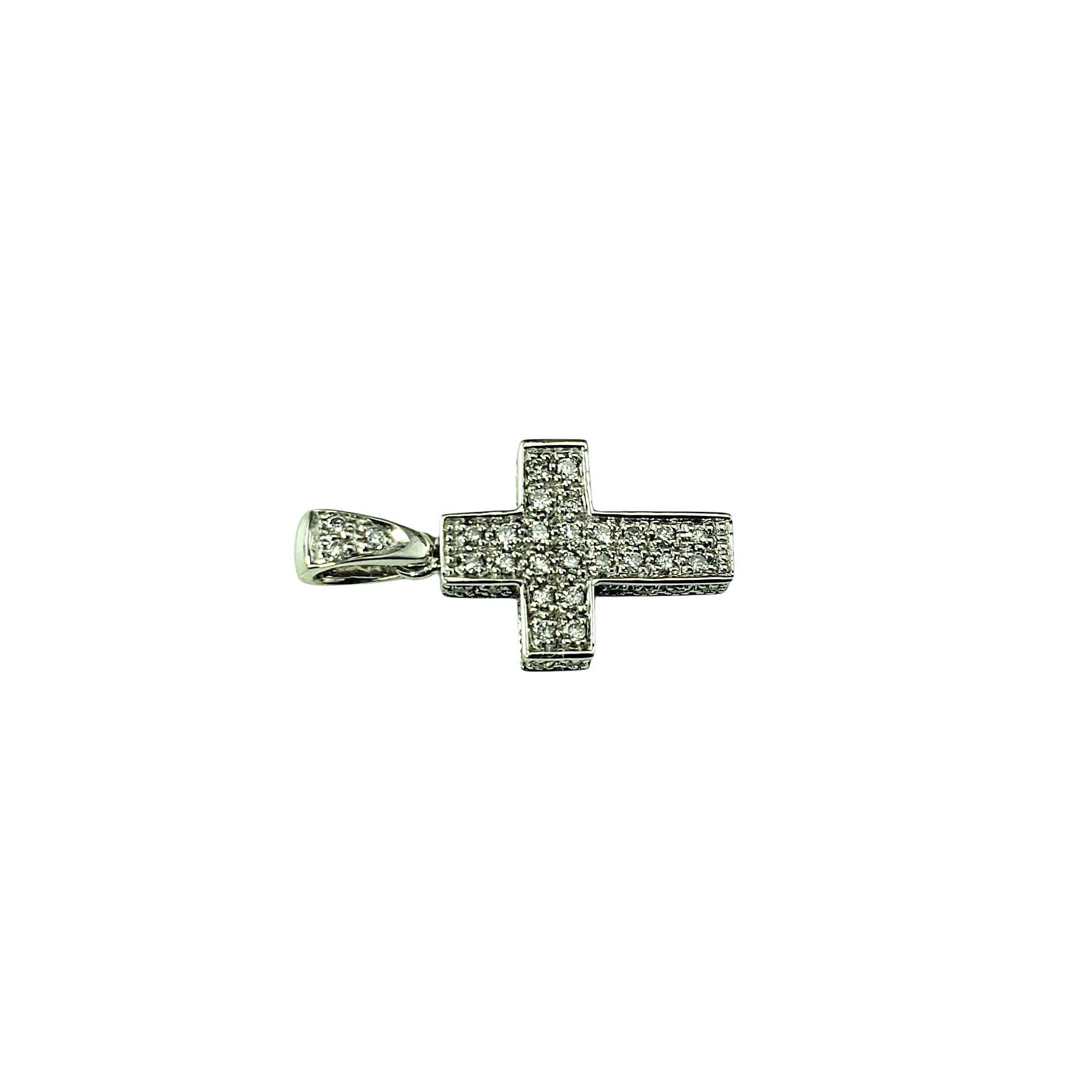 14 Karat White Gold and Diamond Cross Pendant #21870 Corte brillante en venta