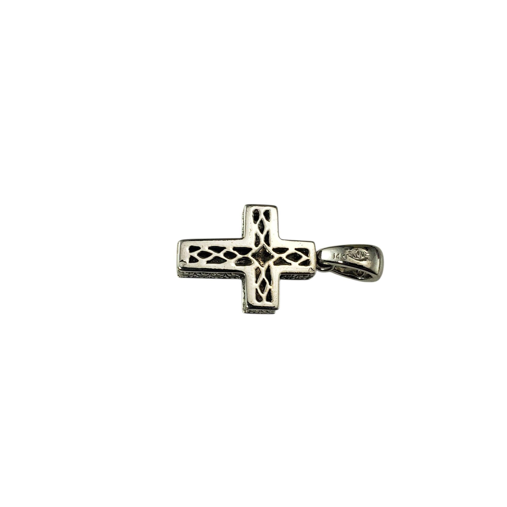 14 Karat White Gold and Diamond Cross Pendant #21870 en Bueno estado para la venta en Washington Depot, CT