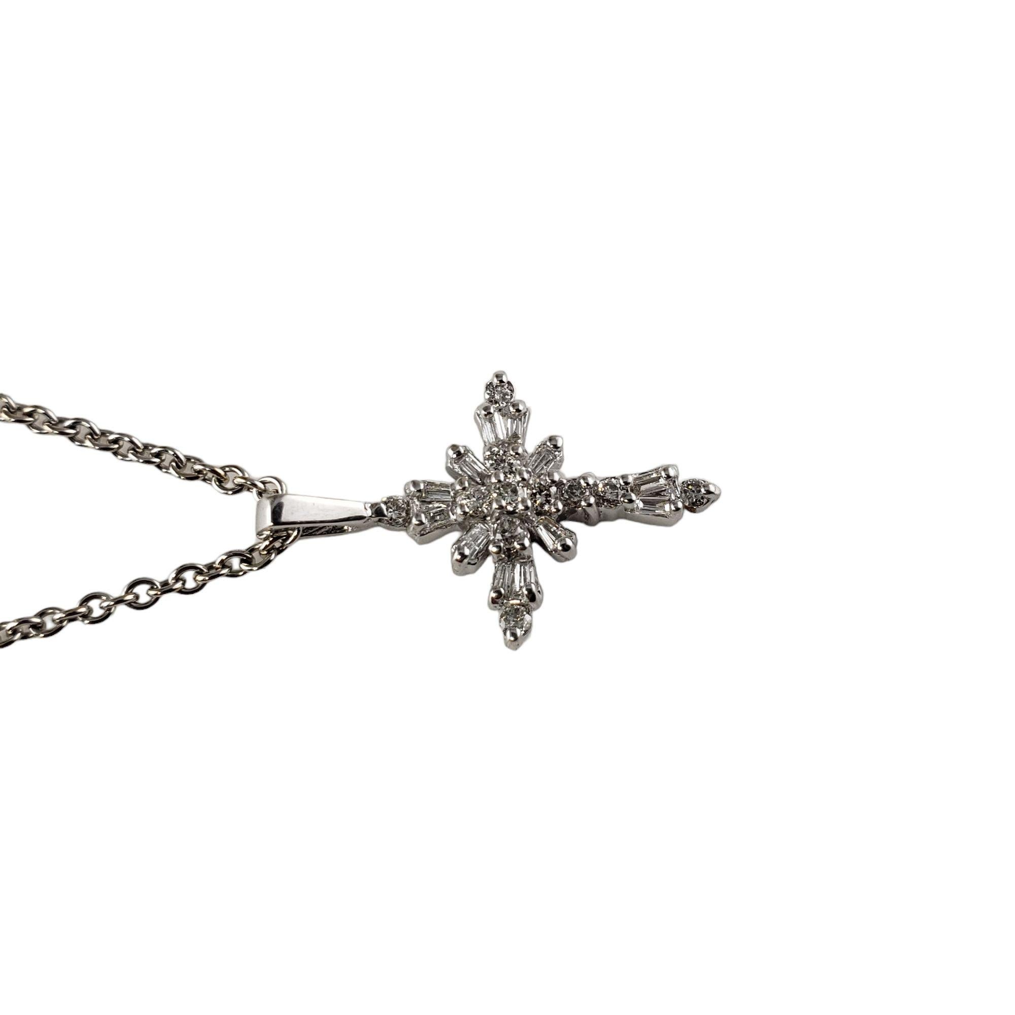 Vintage 14 Karat Weißgold und Diamant Kreuz Anhänger Halskette-

Diese funkelnde Halskette mit Kreuzanhänger ist mit 12 Baguette-Diamanten und 11 runden Diamanten im Brillantschliff in klassischem 14-karätigem Weißgold gefasst.

Gesamtgewicht der