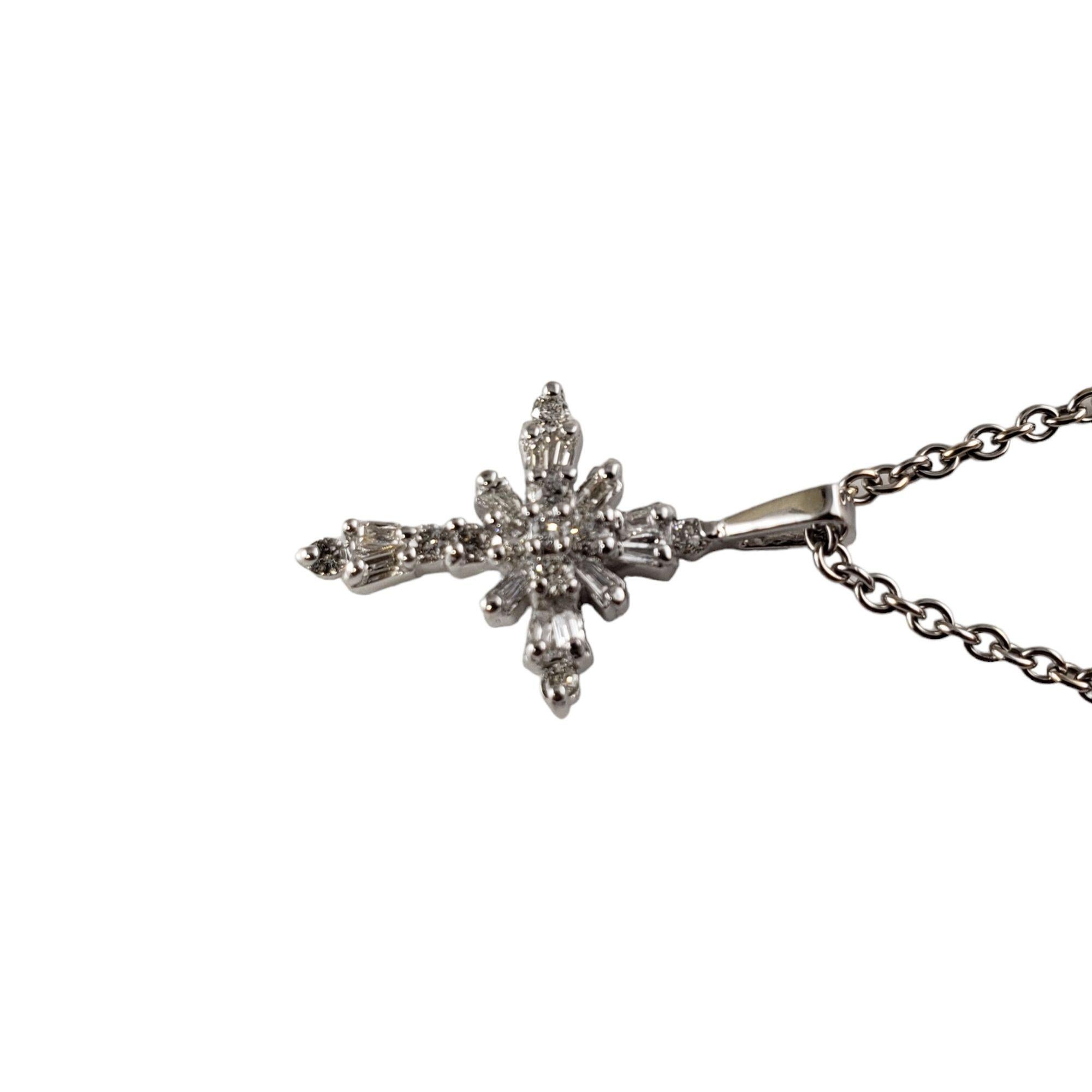14 Karat Weißgold und Diamant-Kreuz-Anhänger-Halskette (Baguetteschliff)