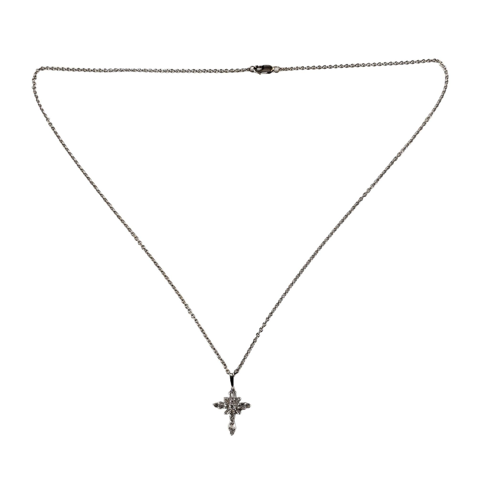 14 Karat Weißgold und Diamant-Kreuz-Anhänger-Halskette im Zustand „Gut“ in Washington Depot, CT
