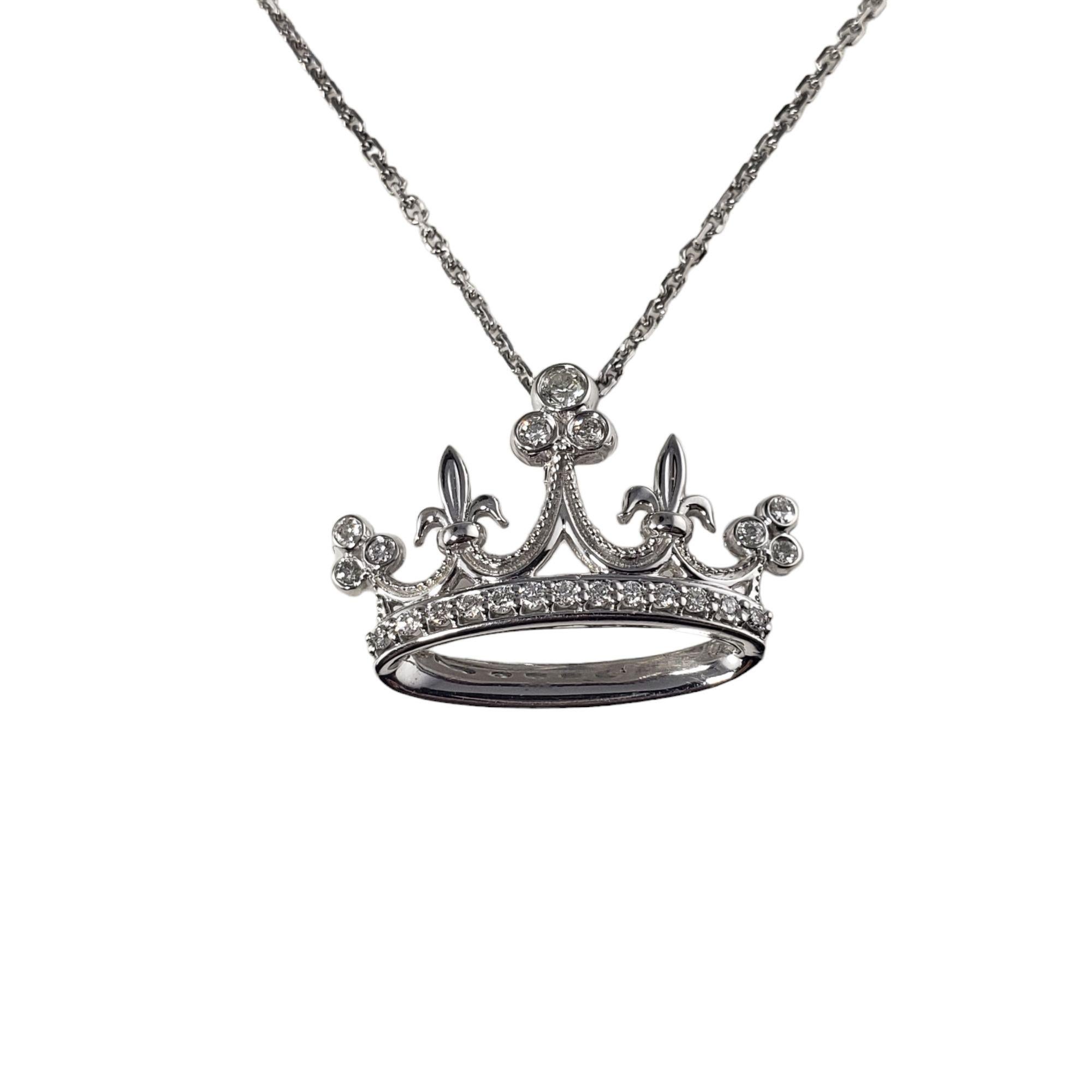 Collana vintage con ciondolo a forma di corona in oro bianco 14 carati e diamanti.

Questo delizioso pendente a corona presenta 22 diamanti rotondi taglio brillante incastonati nel classico oro bianco 14K. Sospeso da una classica catena in oro