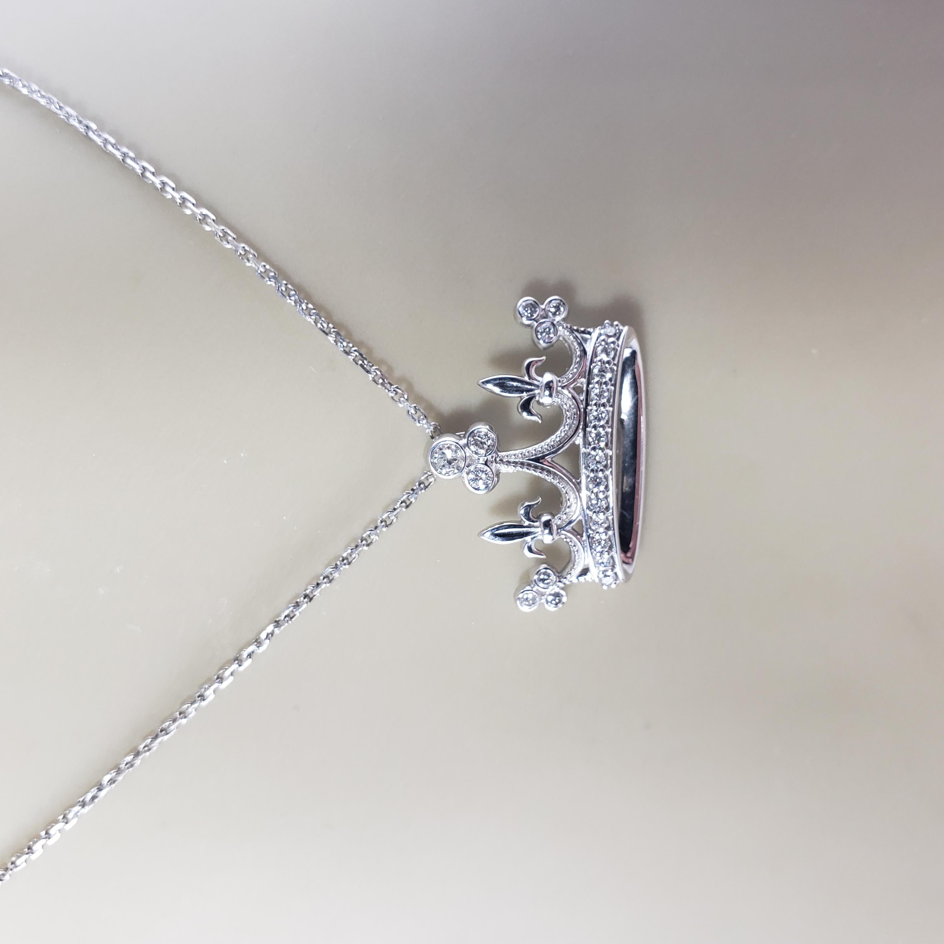 Collana con ciondolo a forma di corona in oro bianco 14 carati e diamanti in vendita 1