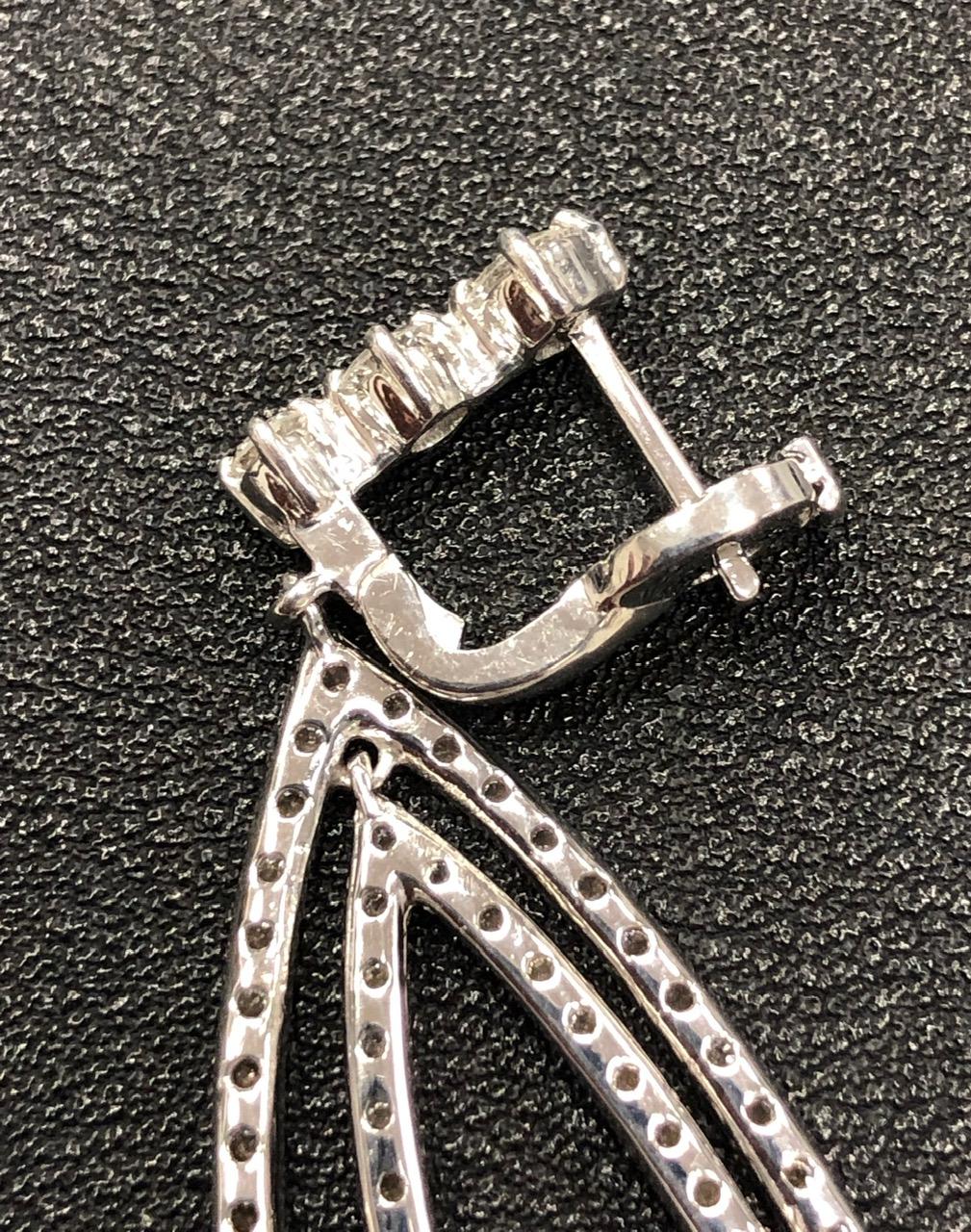 14 Karat White Gold and Diamond Dangling Drop Earrings In New Condition In New York, NY