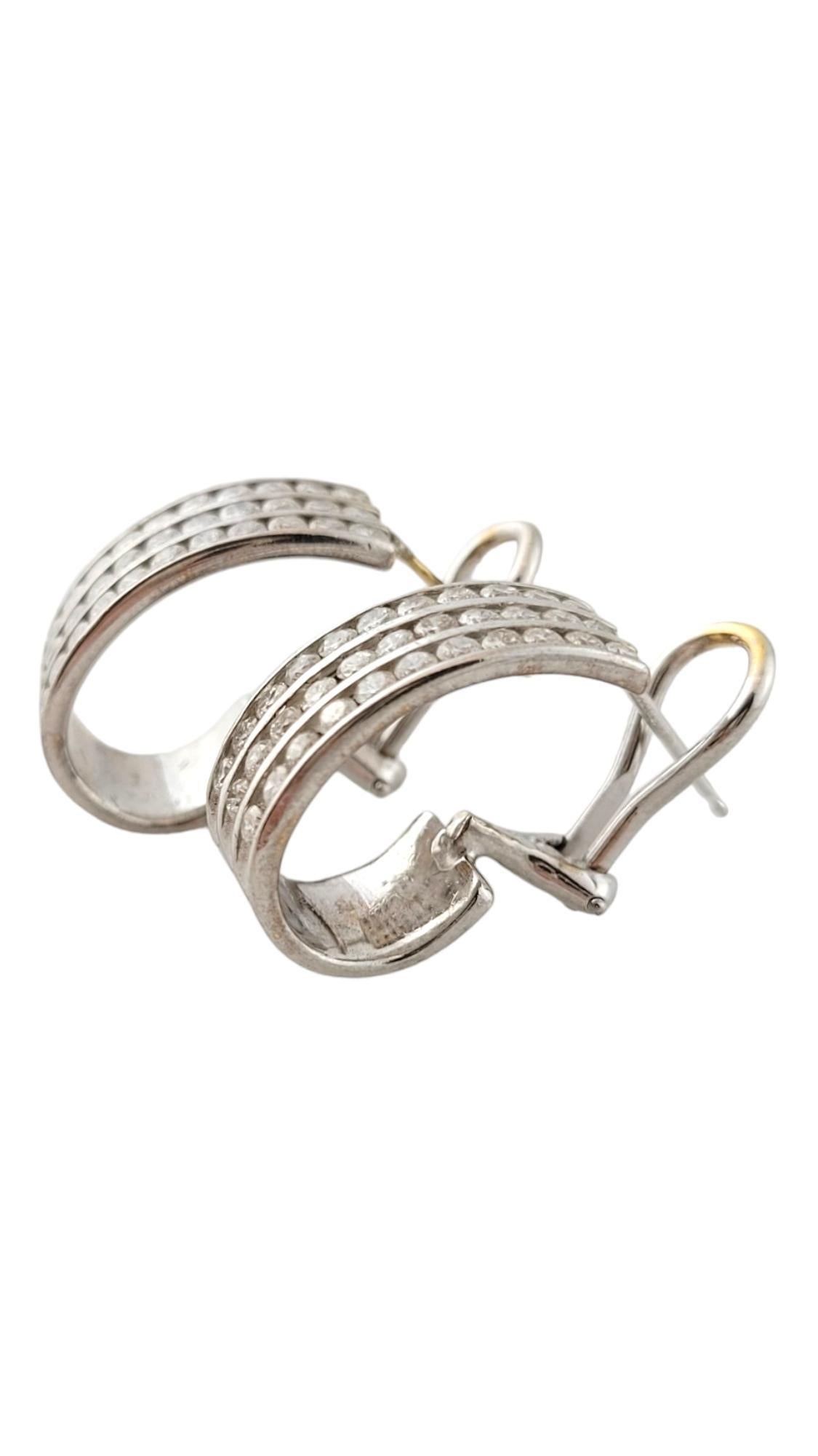 Orecchini vintage in oro bianco 14 carati e diamanti...

Questi deliziosi orecchini presentano ciascuno 33 diamanti rotondi taglio brillante incastonati in un elegante oro bianco 14K. Chiusure a cerniera.

Peso totale approssimativo dei diamanti: 2