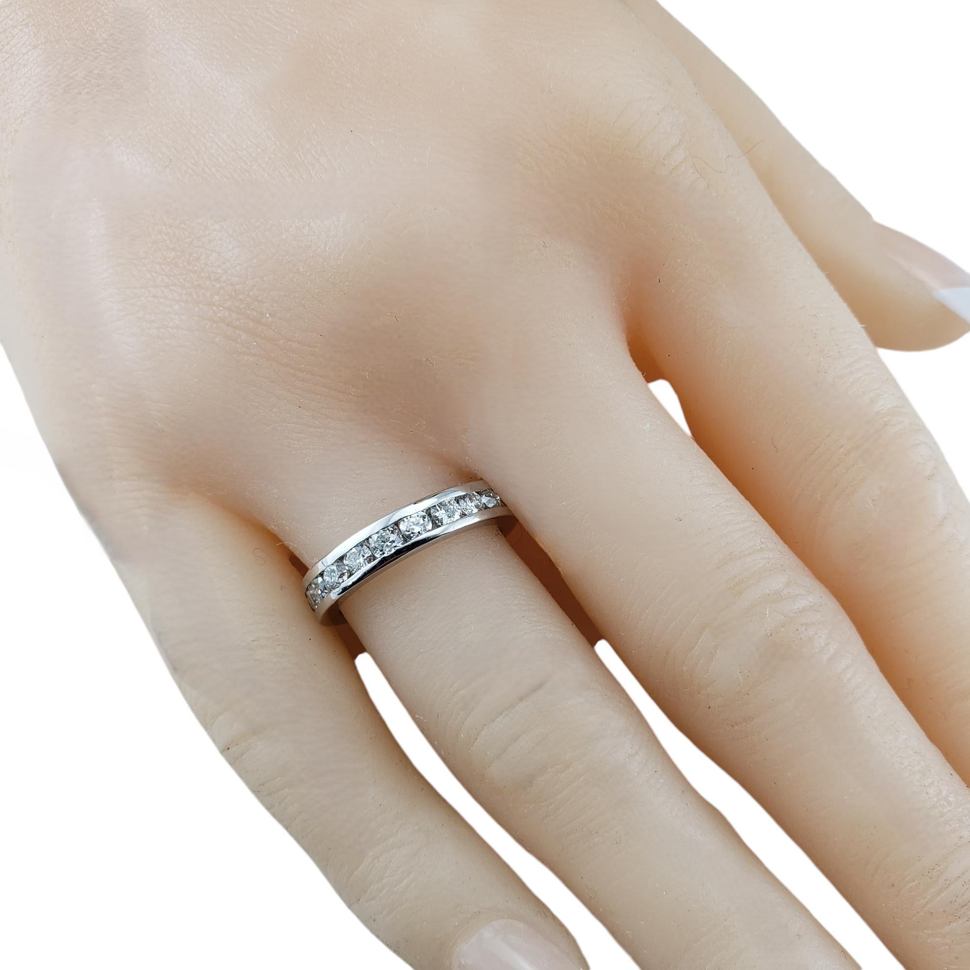 14 Karat Weißgold und Diamant Eternity Band Ring Größe 6 JAGi Certified-

Dieses funkelnde Ewigkeitsband aus 14 Karat Weißgold verfügt über 22 frühmoderne Diamanten im Brillantschliff in einer klassischen Kanalfassung. 

Breite: 4 mm.

Ungefähres