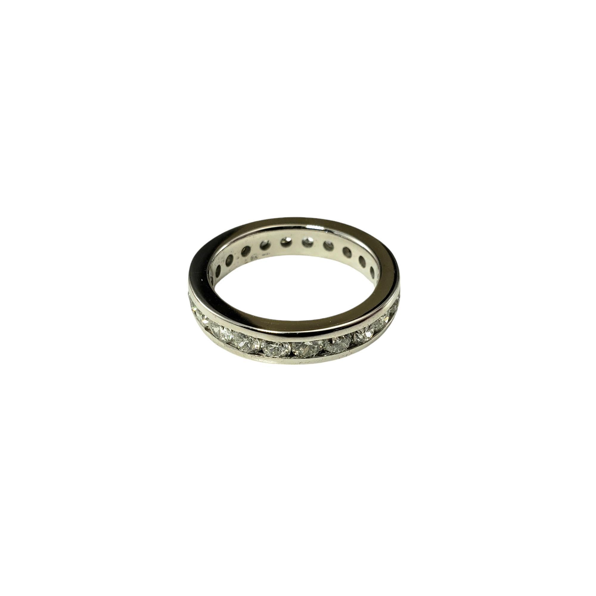 14 Karat Weißgold und Diamant Eternity-Ring Größe 6 #18853 (Brillantschliff) im Angebot