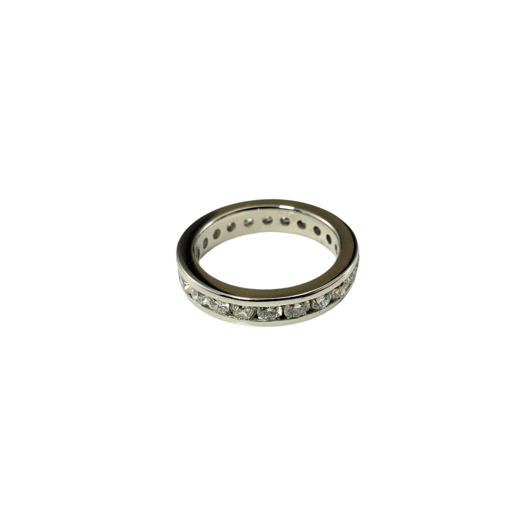 14 Karat Weißgold und Diamant Eternity-Ring Größe 6 #18853 im Zustand „Gut“ im Angebot in Washington Depot, CT