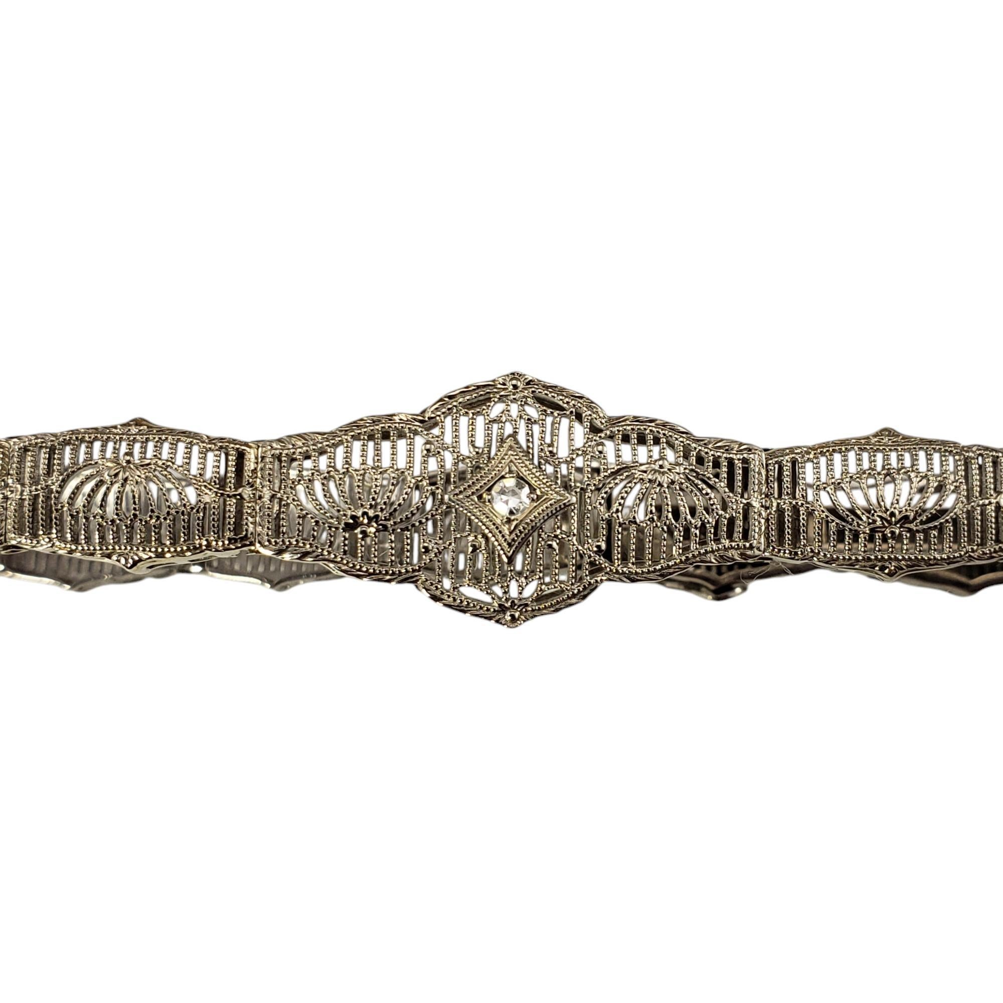 Bracelet filigrane en or blanc 14 carats et diamants-

Ce magnifique bracelet filigrane est orné d'un diamant rond de taille unique serti dans de l'or blanc 14 carats magnifiquement détaillé.
Largeur : 12,5 mm.

Poids total approximatif des diamants