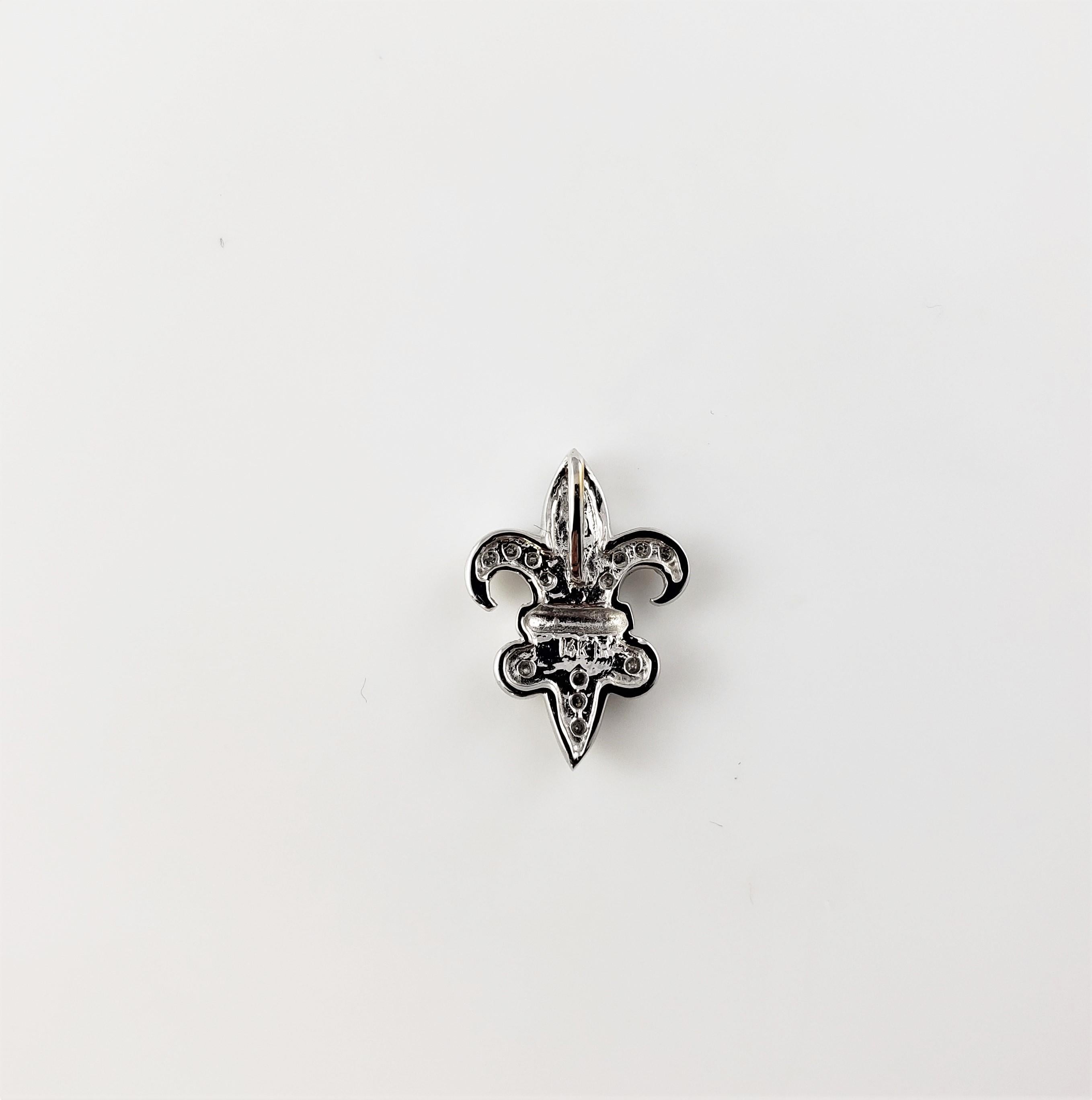 Taglio rotondo Ciondolo Fleur-de-Lis in oro bianco 14 carati e diamanti in vendita