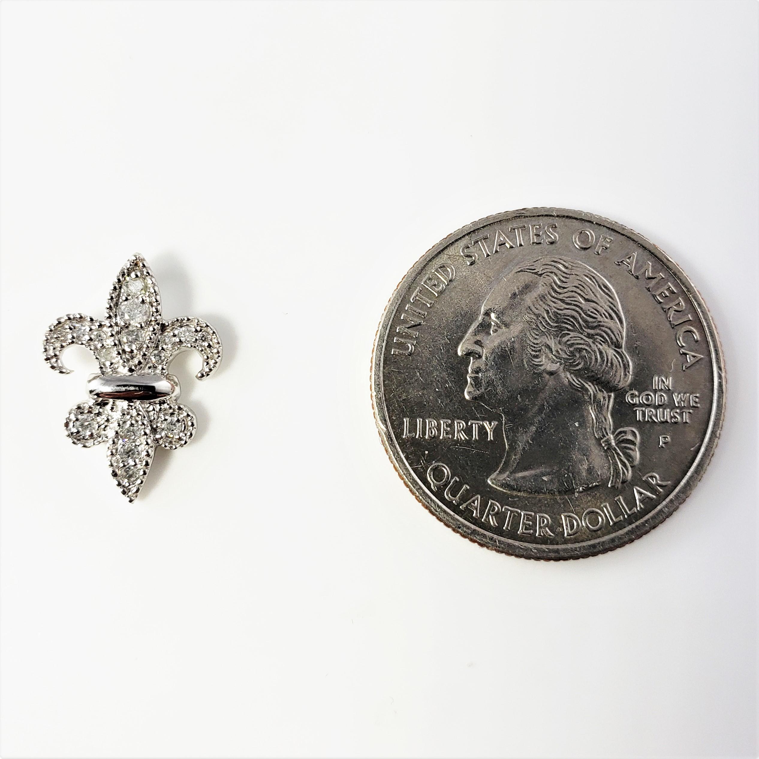 Ciondolo Fleur-de-Lis in oro bianco 14 carati e diamanti In condizioni buone in vendita a Washington Depot, CT