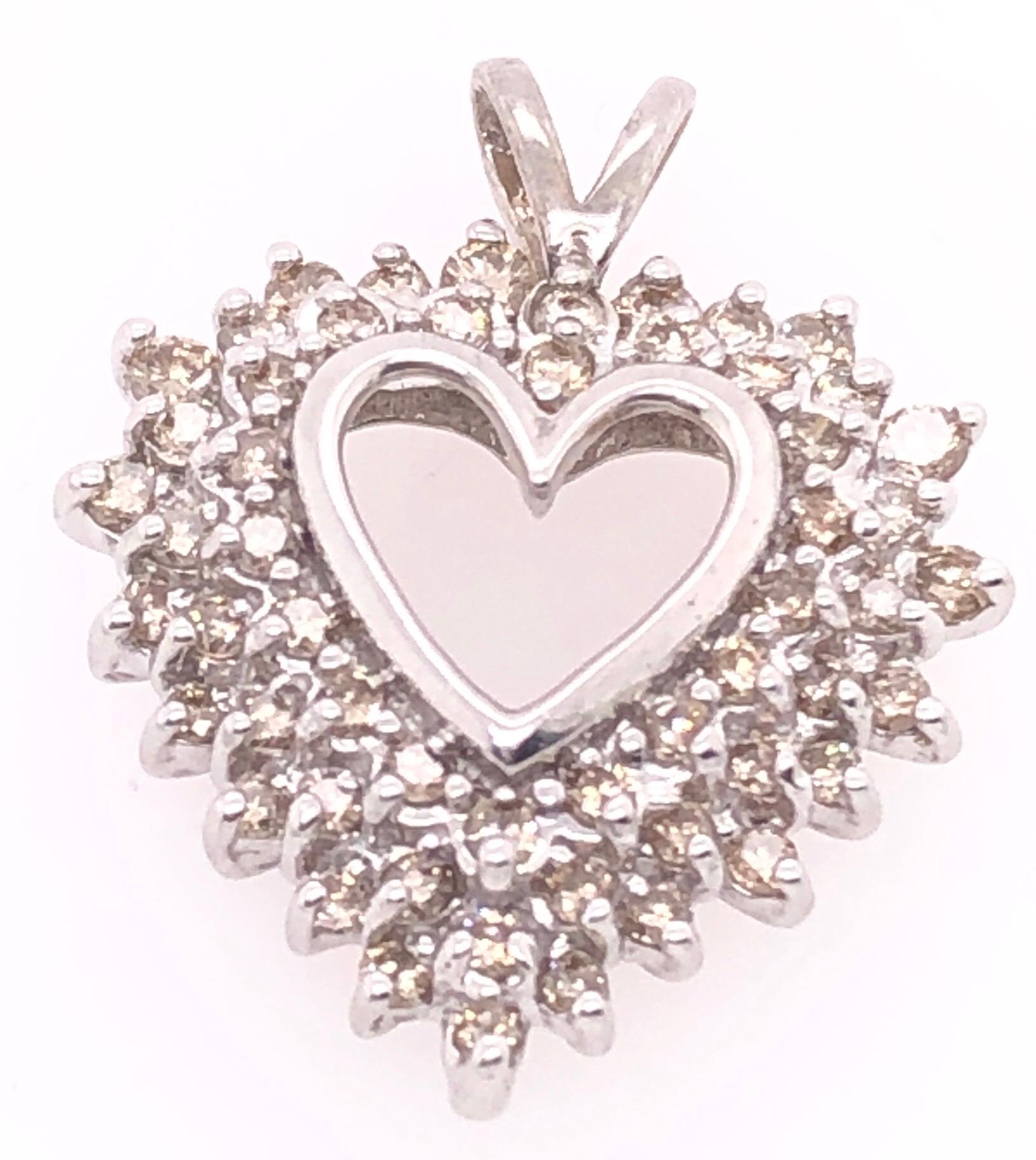 14 Karat Weißgold Herz-Anhänger mit runden Diamanten 1,25 Gesamtgewicht der Diamanten.
4,23 Gramm Gesamtgewicht.