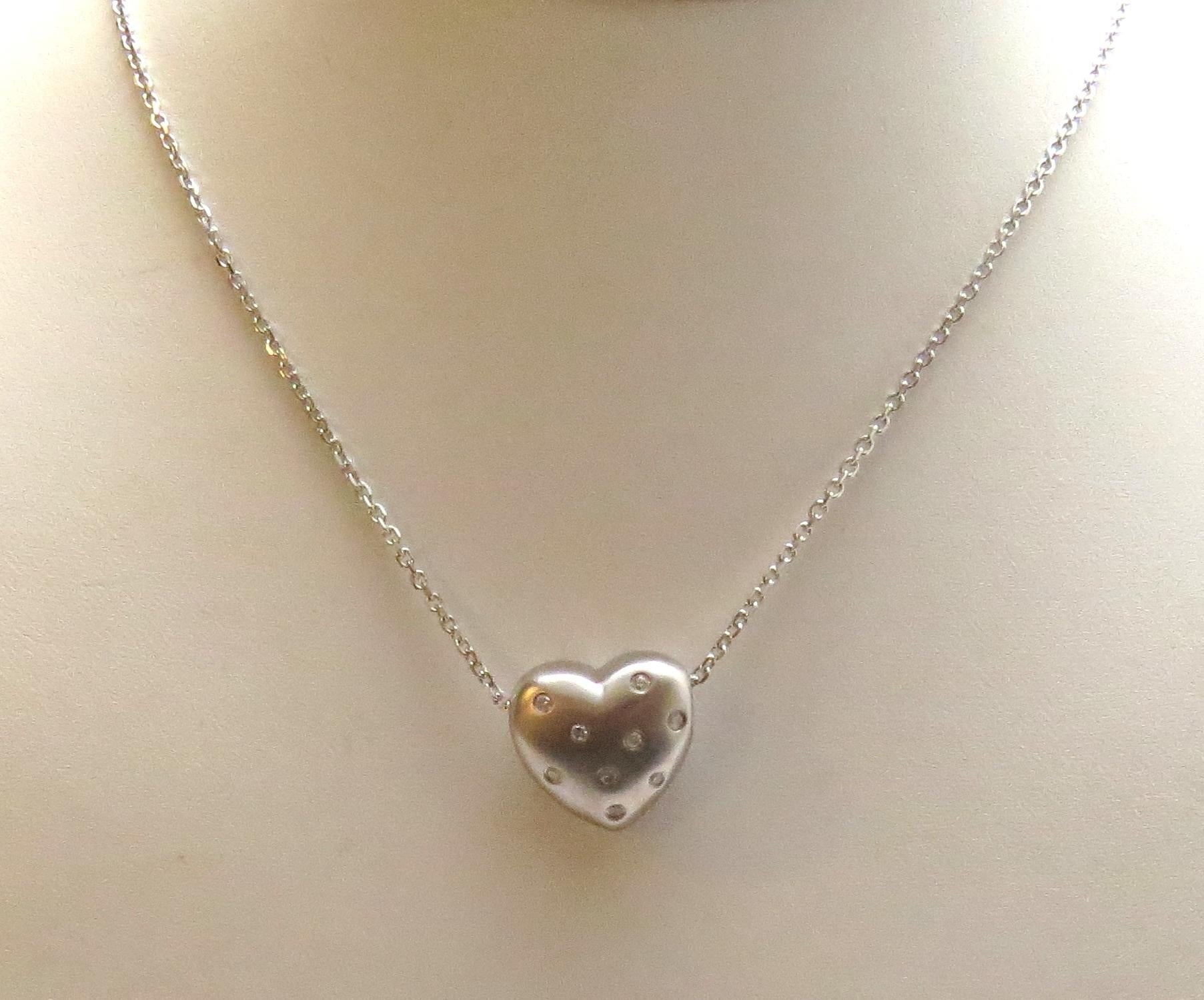 14 Karat White Gold and Diamond Heart Pendant Necklace For Sale 1