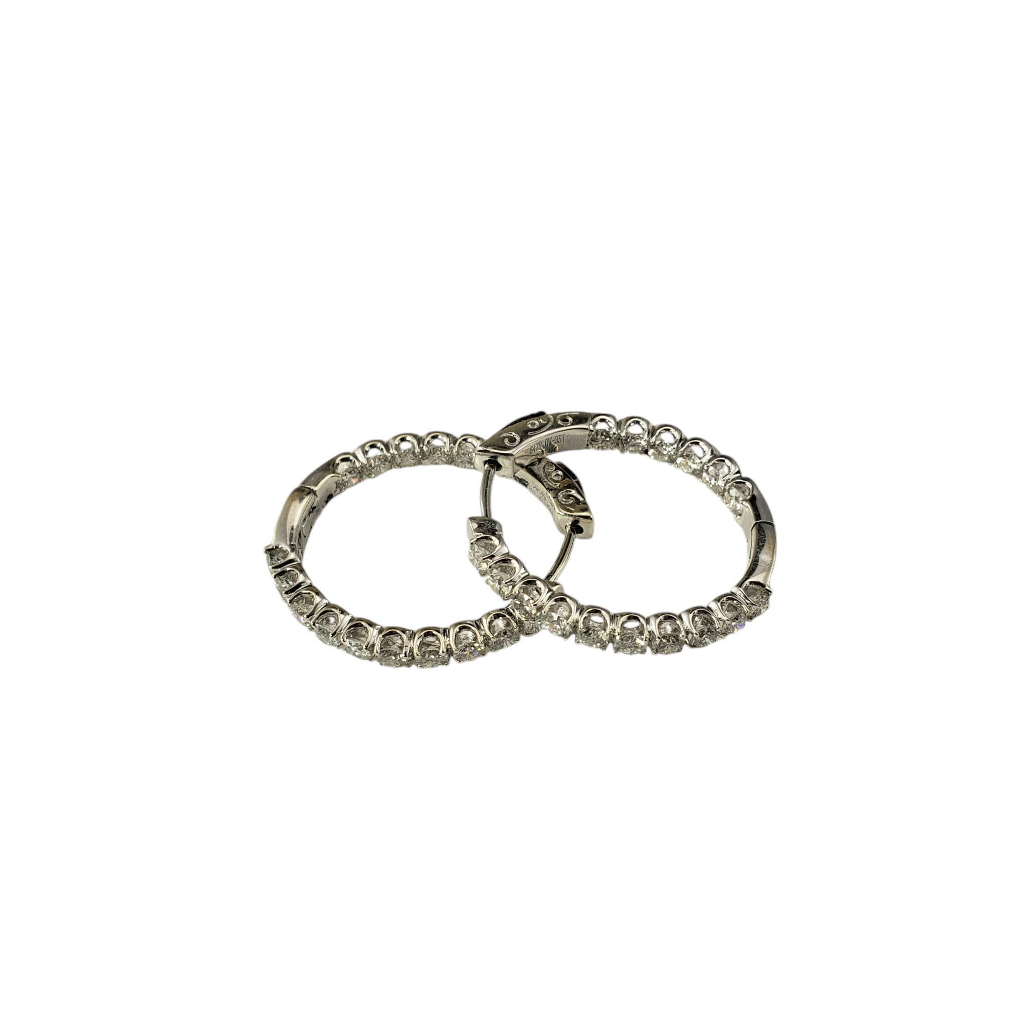 Orecchini a cerchio in oro bianco 14 carati e diamanti

Questi scintillanti orecchini a cerchio con cerniera presentano ciascuno 16 diamanti rotondi taglio brillante incastonati nel classico oro bianco 14K. 

Peso totale approssimativo dei diamanti:
