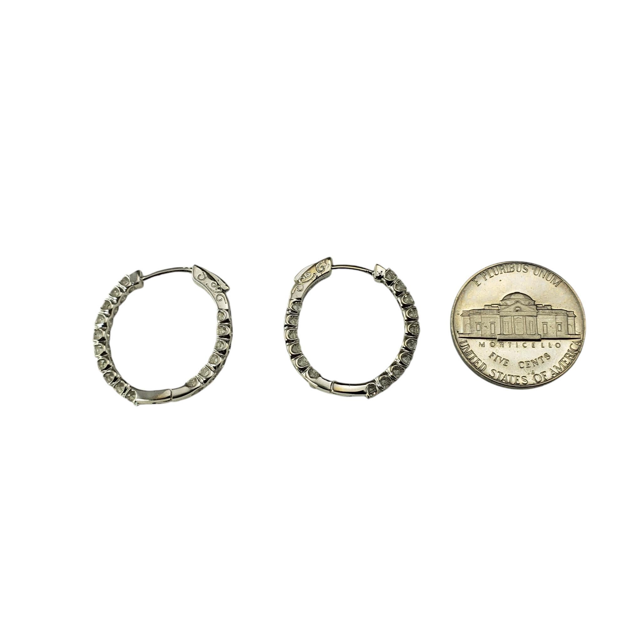 Orecchini a cerchio in oro bianco 14 carati e diamanti #18299 in vendita 1