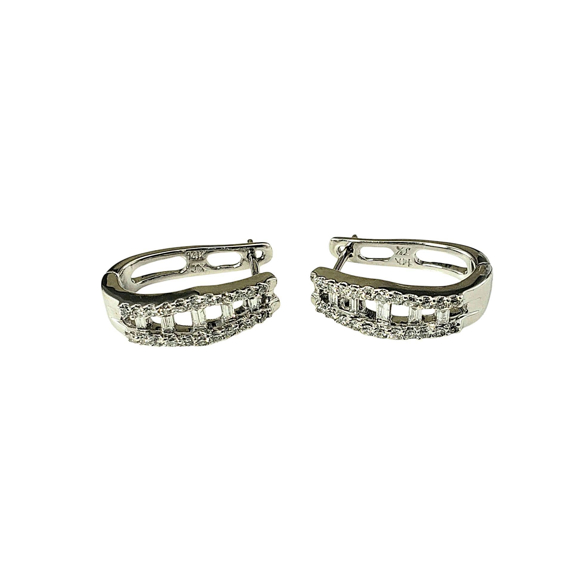 Boucles d'oreilles Huggie en or blanc 14 carats et diamants-

Ces superbes boucles d'oreilles 