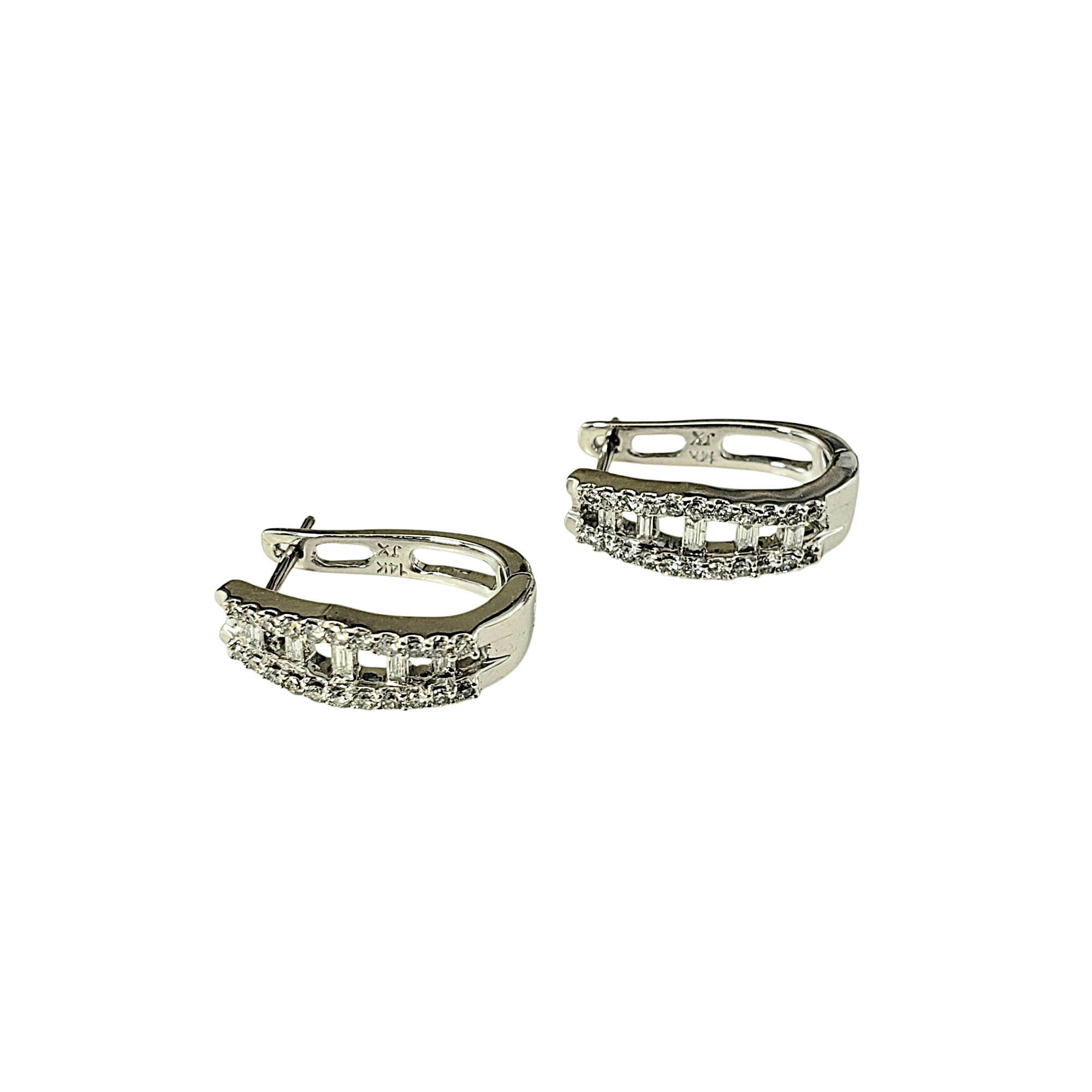 Taille brillant Boucles d'oreilles Huggie en or blanc 14 carats et diamants #21562 en vente