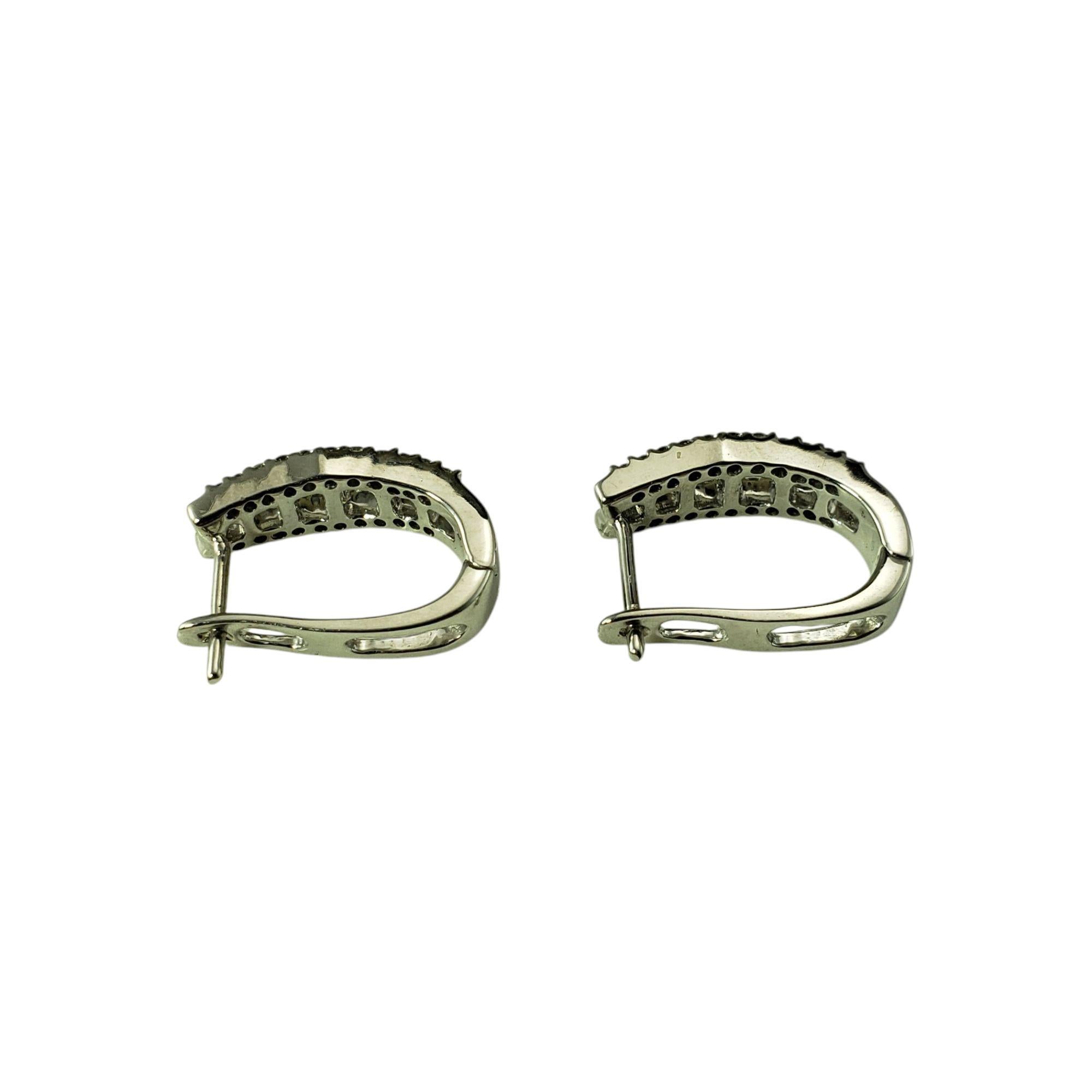 Boucles d'oreilles Huggie en or blanc 14 carats et diamants #21562 Bon état - En vente à Washington Depot, CT