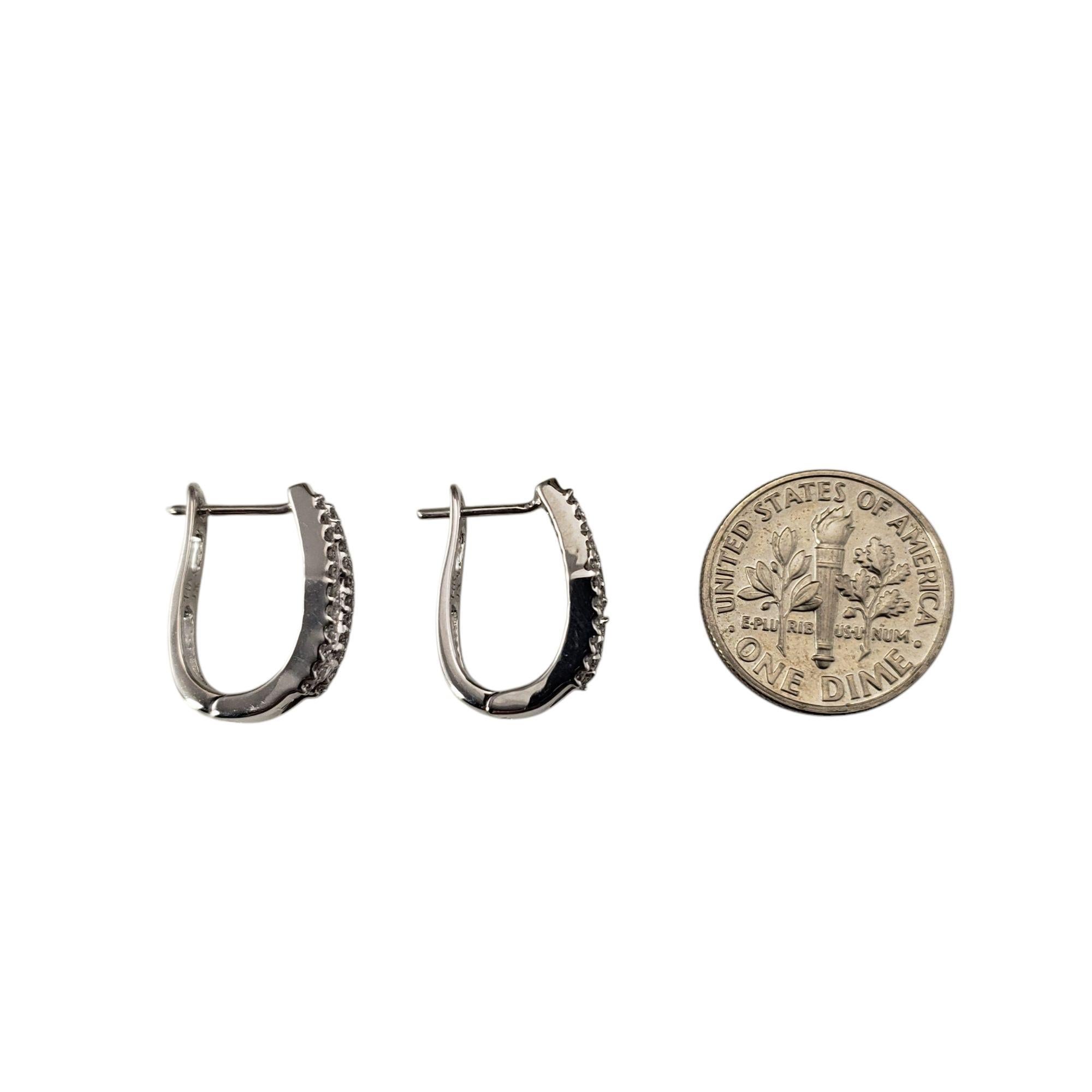 Boucles d'oreilles Huggie en or blanc 14 carats et diamants #21562 Pour femmes en vente