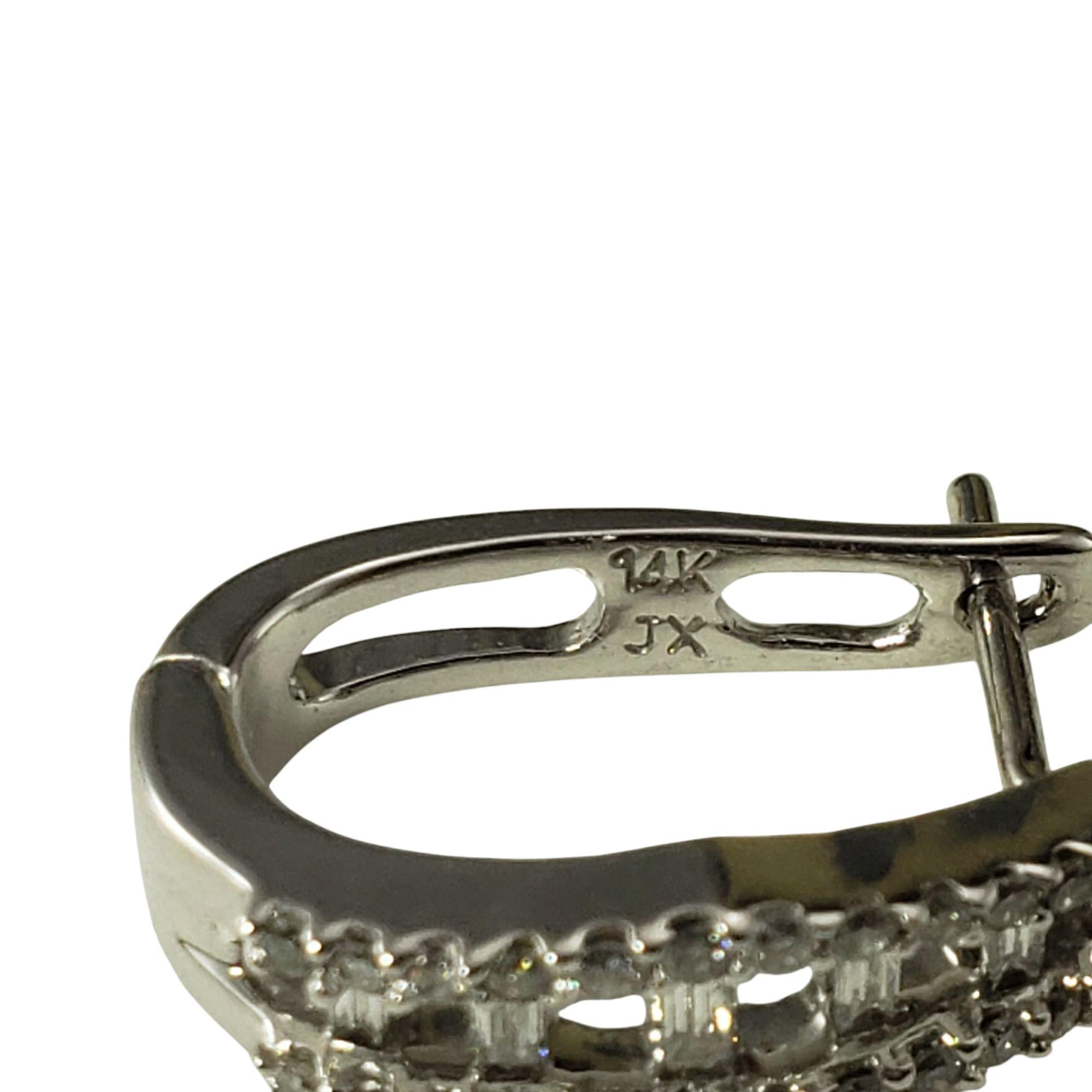 Boucles d'oreilles Huggie en or blanc 14 carats et diamants #21562 en vente 1