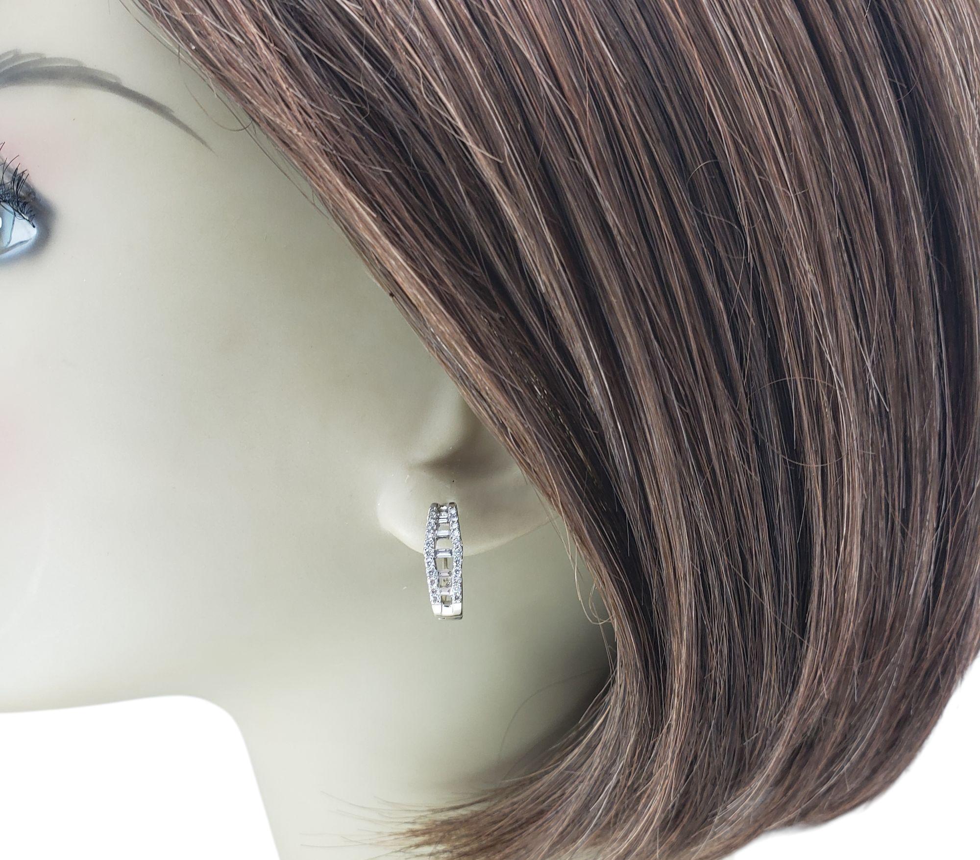 Boucles d'oreilles Huggie en or blanc 14 carats et diamants #21562 en vente 3