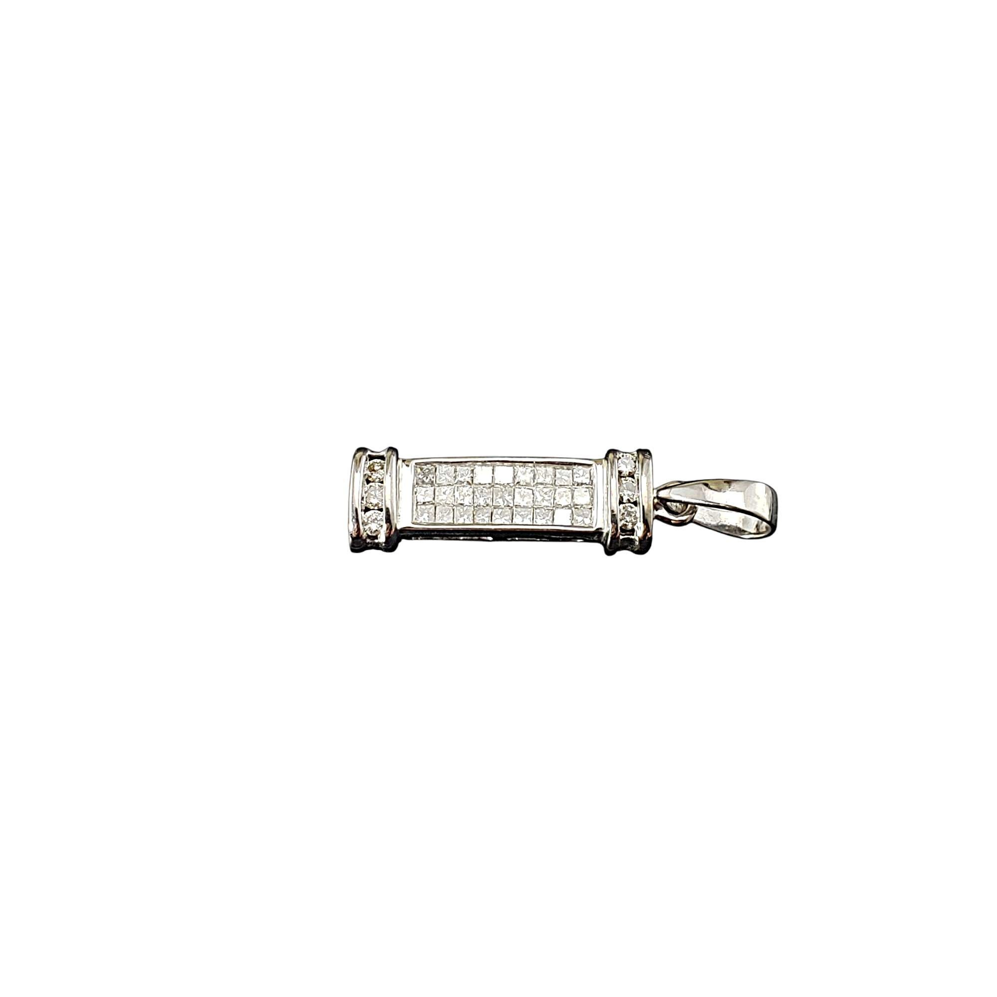 Ciondolo in oro bianco 14 carati e diamanti

Questo straordinario pendente presenta tre file verticali di diamanti taglio princess in un'incastonatura invisibile senza soluzione di continuità, che crea uno scintillio elegante e moderno. Ogni