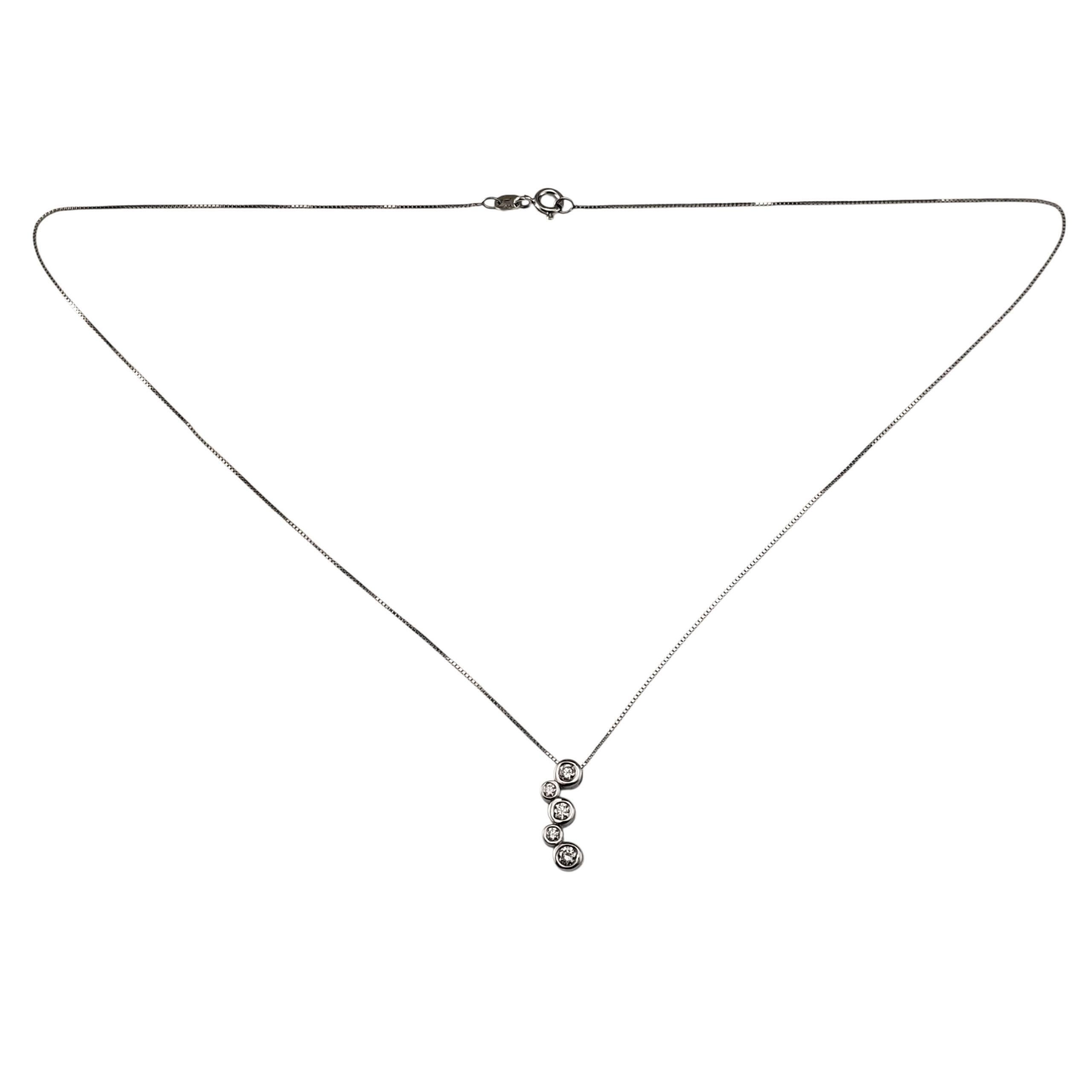 Collana con ciondolo in oro bianco e diamanti 14 carati

Aggiungi un tocco di moderna eleganza alla tua collezione con questa collana con ciondolo di diamanti splendidamente bilanciata. Realizzato in oro bianco 14K, il pendente presenta cinque